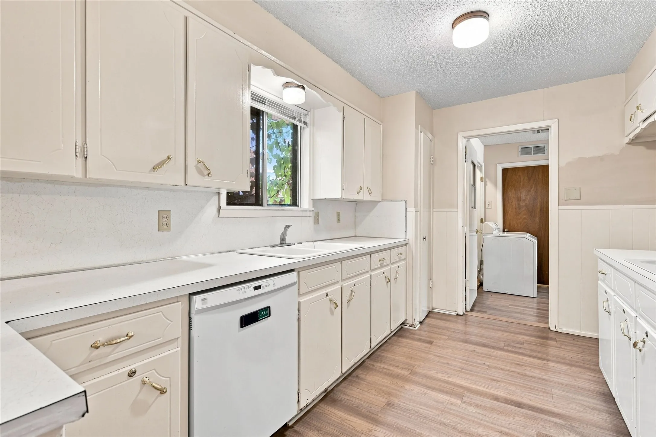 Single Family Residence For Sale in Mc Lennan County , 5601 Caldwell Drive, Waco, Texas 76710, 5 Bedroom, 2 Bathroom, Garage spaces, 2,420 Sqft, built in 1965, mls#21381868, Real Estate Agent in Waco, Homes For Sale in Mc Lennan county, Homes For Sale in Waco, Realtor in Waco Texas, Real Estate Brokerage Independent Realty Texas, Luminita Cordes Realtor