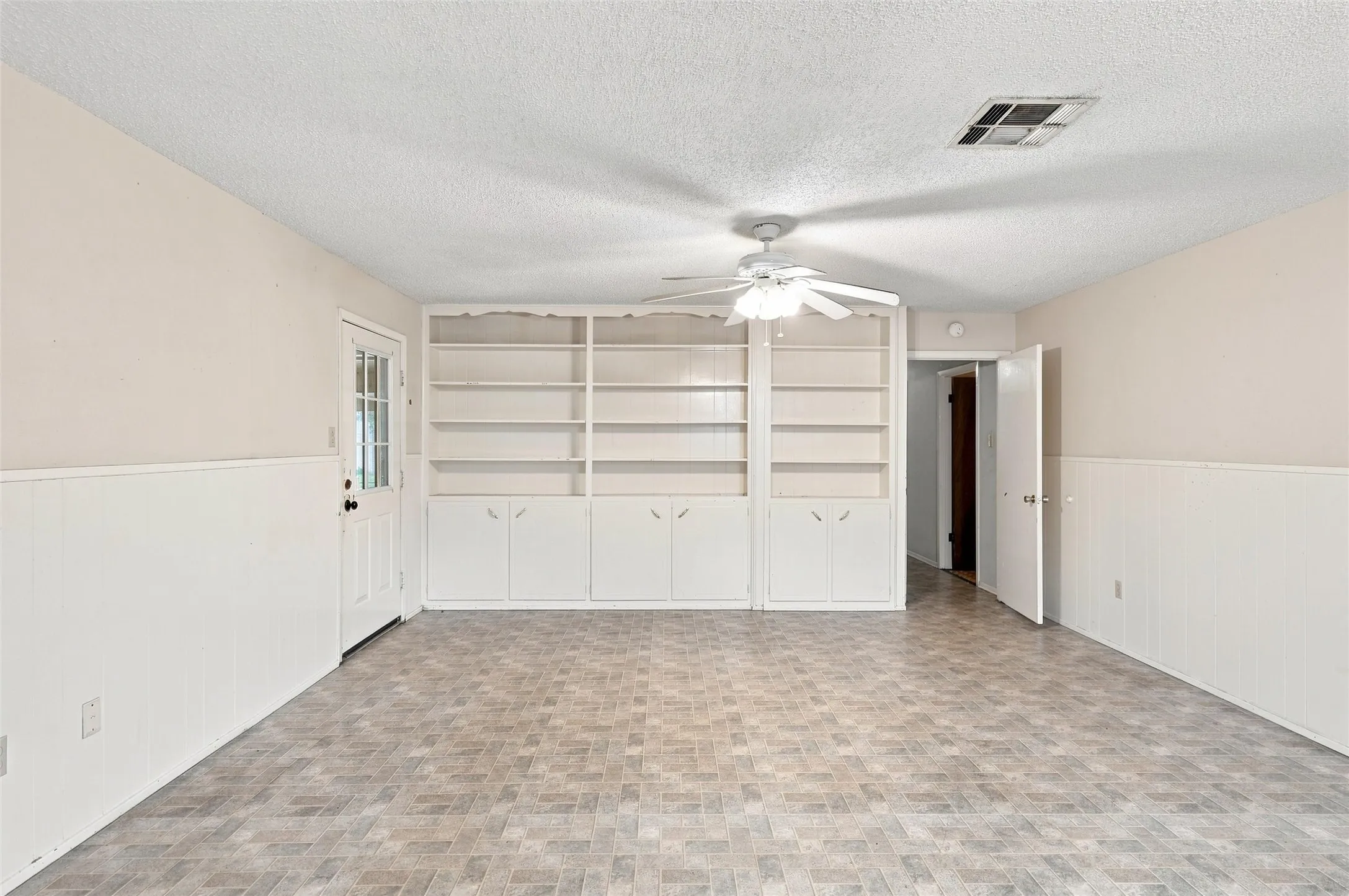 Single Family Residence For Sale in Mc Lennan County , 5601 Caldwell Drive, Waco, Texas 76710, 5 Bedroom, 2 Bathroom, Garage spaces, 2,420 Sqft, built in 1965, mls#21381868, Real Estate Agent in Waco, Homes For Sale in Mc Lennan county, Homes For Sale in Waco, Realtor in Waco Texas, Real Estate Brokerage Independent Realty Texas, Luminita Cordes Realtor