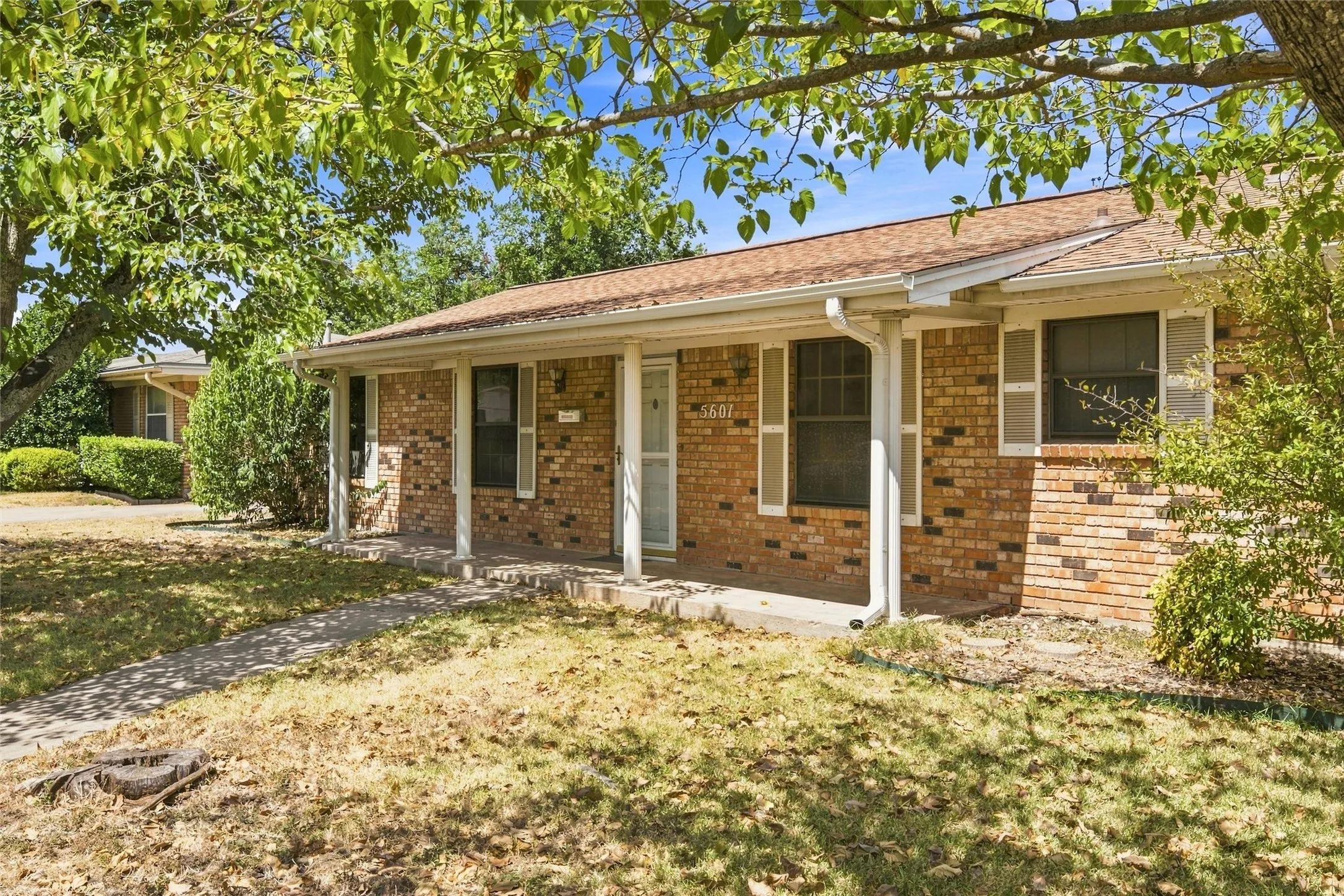 Single Family Residence For Sale in Mc Lennan County , 5601 Caldwell Drive, Waco, Texas 76710, 5 Bedroom, 2 Bathroom, Garage spaces, 2,420 Sqft, built in 1965, mls#21381868, Real Estate Agent in Waco, Homes For Sale in Mc Lennan county, Homes For Sale in Waco, Realtor in Waco Texas, Real Estate Brokerage Independent Realty Texas, Luminita Cordes Realtor