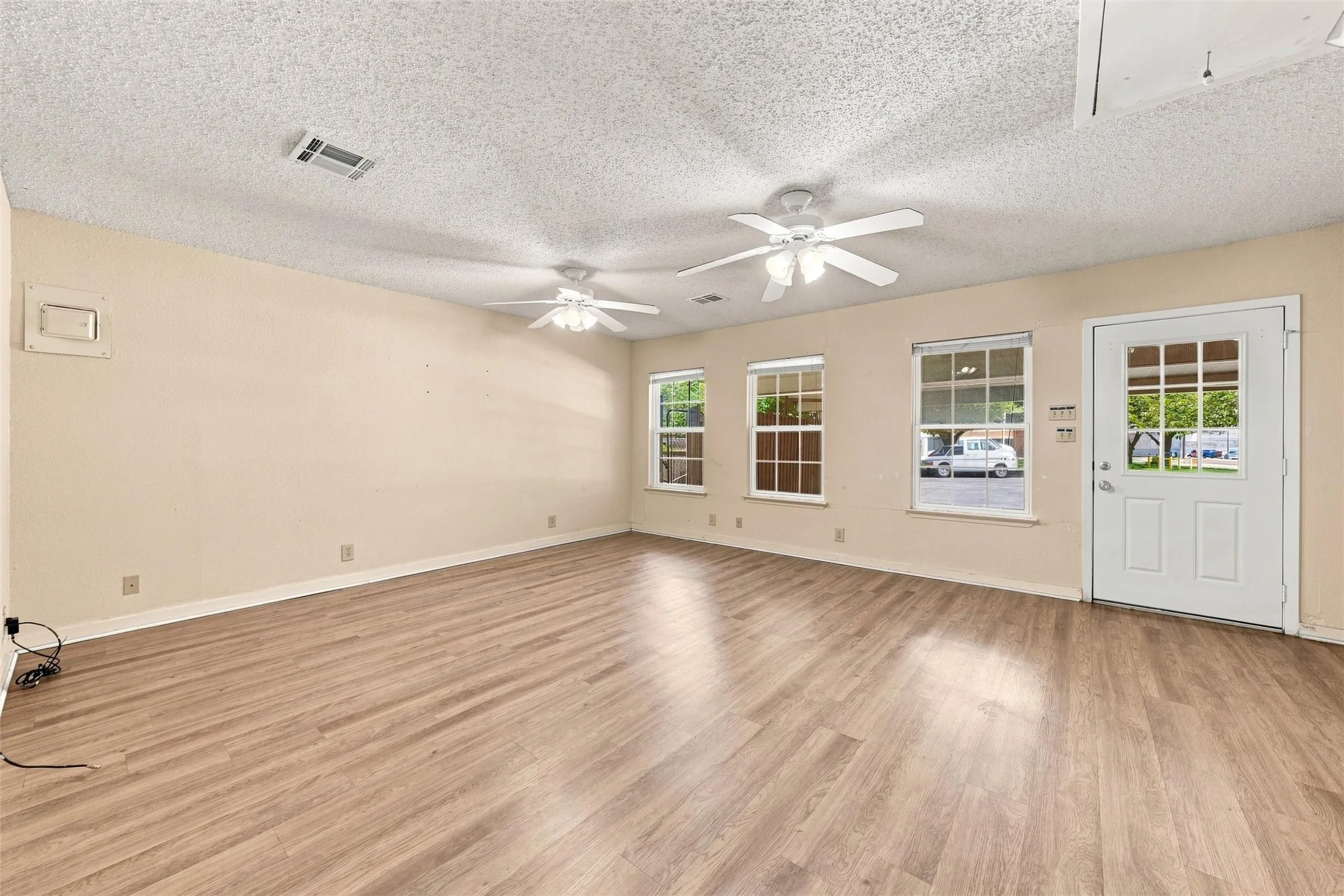 Single Family Residence For Sale in Mc Lennan County , 5601 Caldwell Drive, Waco, Texas 76710, 5 Bedroom, 2 Bathroom, Garage spaces, 2,420 Sqft, built in 1965, mls#21381868, Real Estate Agent in Waco, Homes For Sale in Mc Lennan county, Homes For Sale in Waco, Realtor in Waco Texas, Real Estate Brokerage Independent Realty Texas, Luminita Cordes Realtor