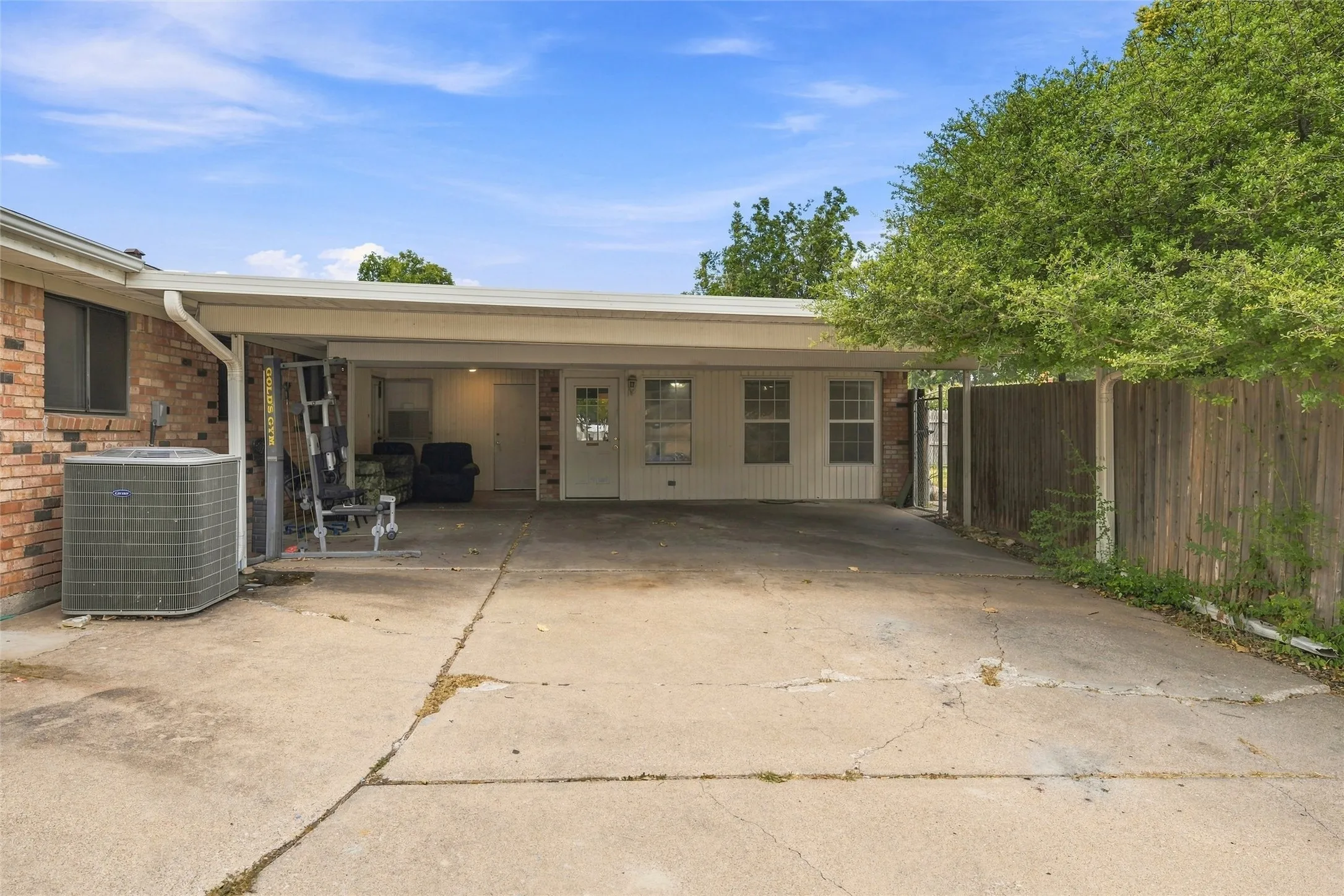 Single Family Residence For Sale in Mc Lennan County , 5601 Caldwell Drive, Waco, Texas 76710, 5 Bedroom, 2 Bathroom, Garage spaces, 2,420 Sqft, built in 1965, mls#21381868, Real Estate Agent in Waco, Homes For Sale in Mc Lennan county, Homes For Sale in Waco, Realtor in Waco Texas, Real Estate Brokerage Independent Realty Texas, Luminita Cordes Realtor