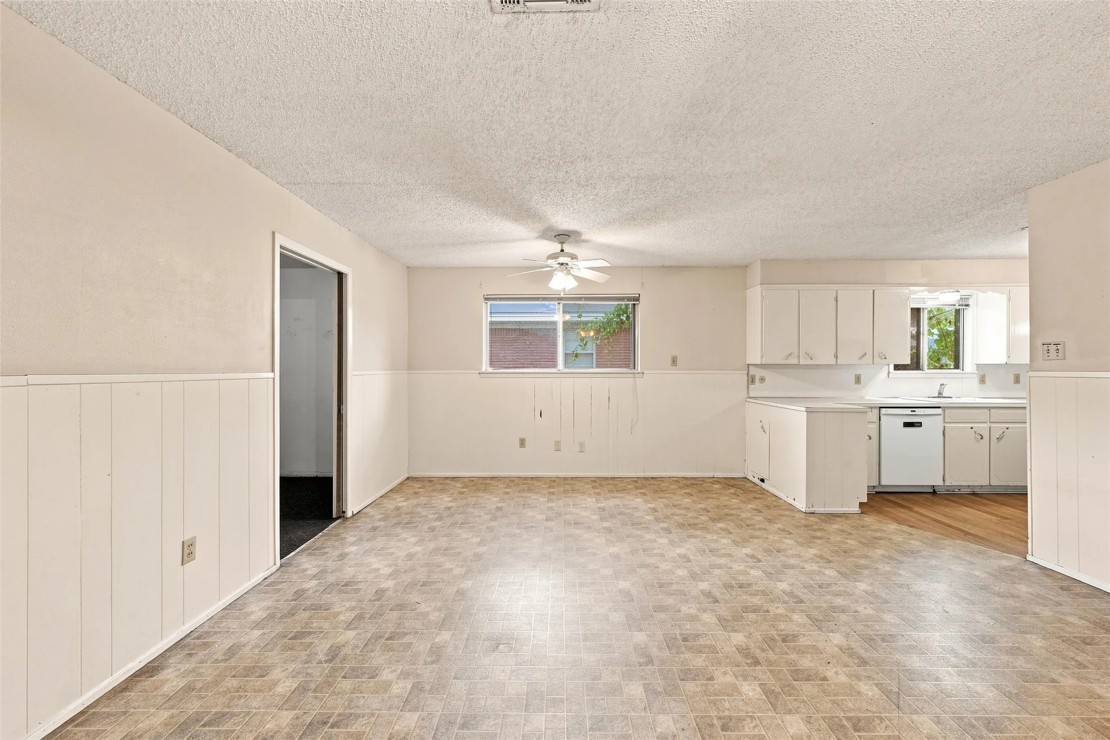 Single Family Residence For Sale in Mc Lennan County , 5601 Caldwell Drive, Waco, Texas 76710, 5 Bedroom, 2 Bathroom, Garage spaces, 2,420 Sqft, built in 1965, mls#21381868, Real Estate Agent in Waco, Homes For Sale in Mc Lennan county, Homes For Sale in Waco, Realtor in Waco Texas, Real Estate Brokerage Independent Realty Texas, Luminita Cordes Realtor