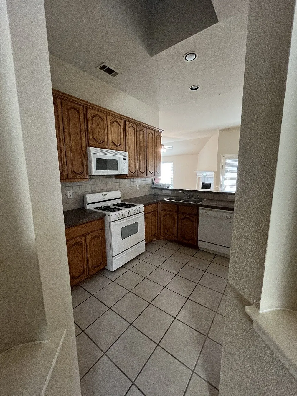 Single Family Residence For Rent in Tarrant County , 11421 Aspen Creek Drive, Fort Worth, Texas 76244, 3 Bedroom, 2 Bathroom, 2 Garage spaces, 1,856 Sqft, built in 2004, mls#21383906, Real Estate Agent in Fort Worth, Homes For Rent in Tarrant county, Homes For Rent in Fort Worth, Realtor in Fort Worth Texas, Real Estate Brokerage Independent Realty Texas, Luminita Cordes Realtor