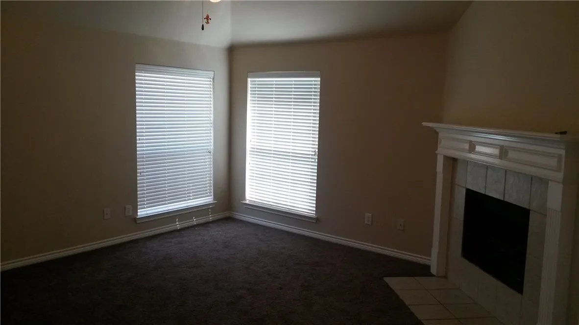 Single Family Residence For Rent in Tarrant County , 11421 Aspen Creek Drive, Fort Worth, Texas 76244, 3 Bedroom, 2 Bathroom, 2 Garage spaces, 1,856 Sqft, built in 2004, mls#21383906, Real Estate Agent in Fort Worth, Homes For Rent in Tarrant county, Homes For Rent in Fort Worth, Realtor in Fort Worth Texas, Real Estate Brokerage Independent Realty Texas, Luminita Cordes Realtor