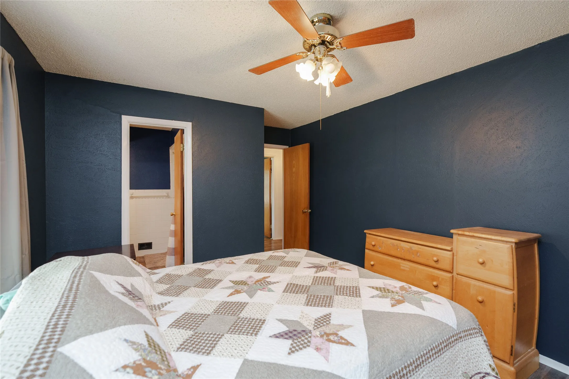 Ceiling fan with light fixture
