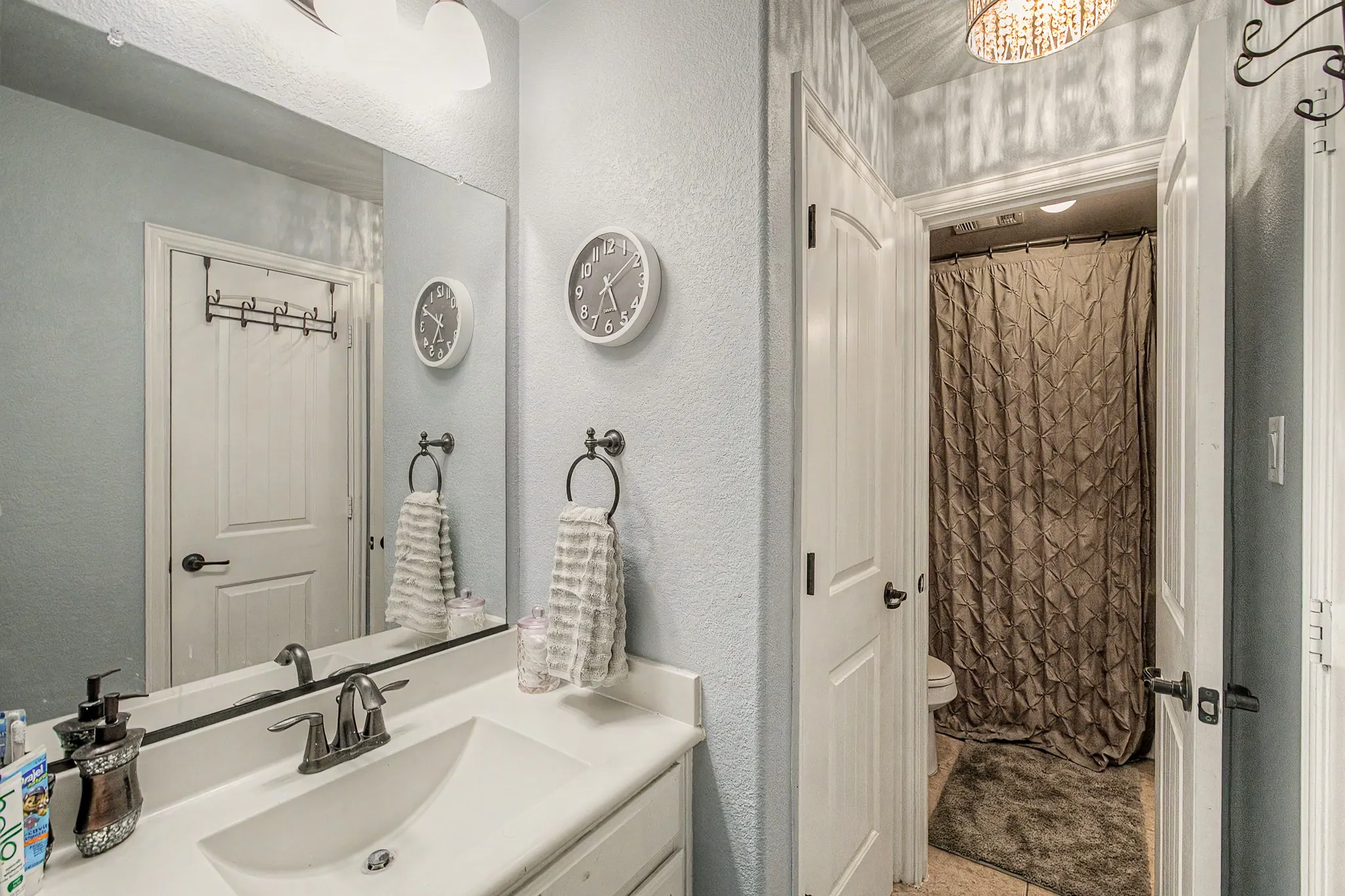 Jack & Jill full bath upstairs