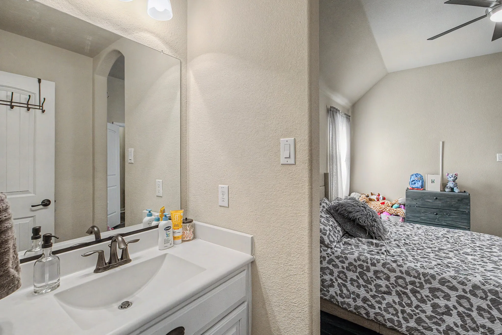 Jack & Jill full bath upstairs