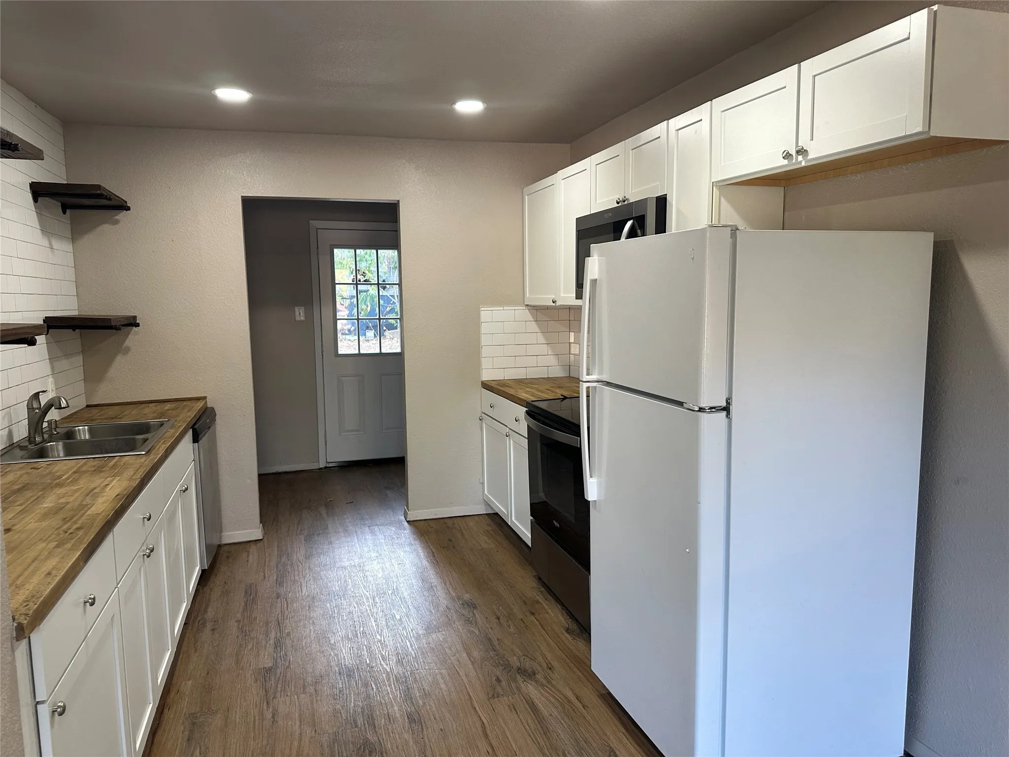 Single Family Residence For Sale in Tarrant County , 137 Lynn Drive, Azle, Texas 76020, 2 Bedroom, 1 Bathroom, Garage spaces, 698 Sqft, built in 1965, mls#21383913, Real Estate Agent in Azle, Homes For Sale in Tarrant county, Homes For Sale in Azle, Realtor in Azle Texas, Real Estate Brokerage Independent Realty Texas, Luminita Cordes Realtor