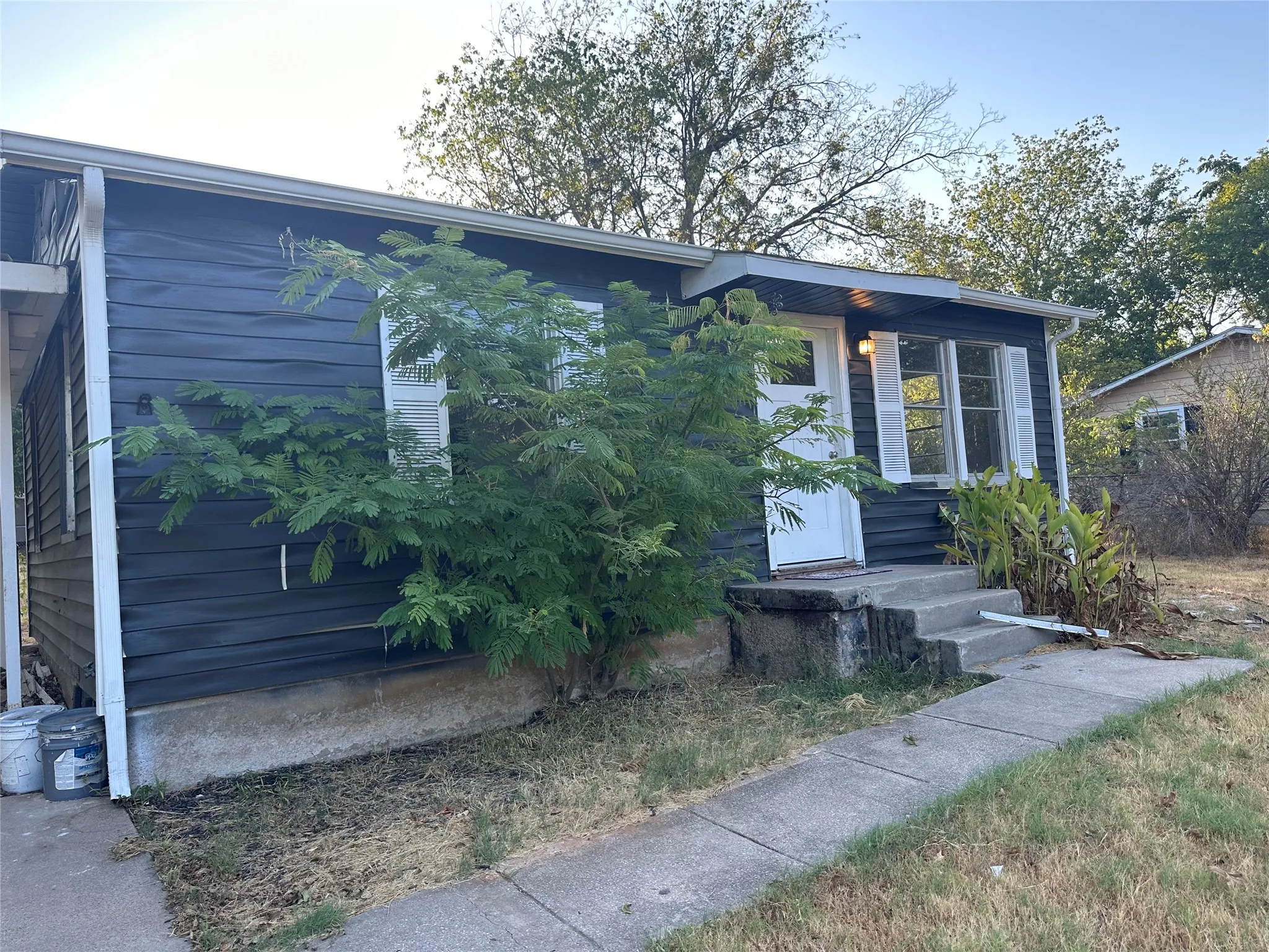 Single Family Residence For Sale in Tarrant County , 137 Lynn Drive, Azle, Texas 76020, 2 Bedroom, 1 Bathroom, Garage spaces, 698 Sqft, built in 1965, mls#21383913, Real Estate Agent in Azle, Homes For Sale in Tarrant county, Homes For Sale in Azle, Realtor in Azle Texas, Real Estate Brokerage Independent Realty Texas, Luminita Cordes Realtor