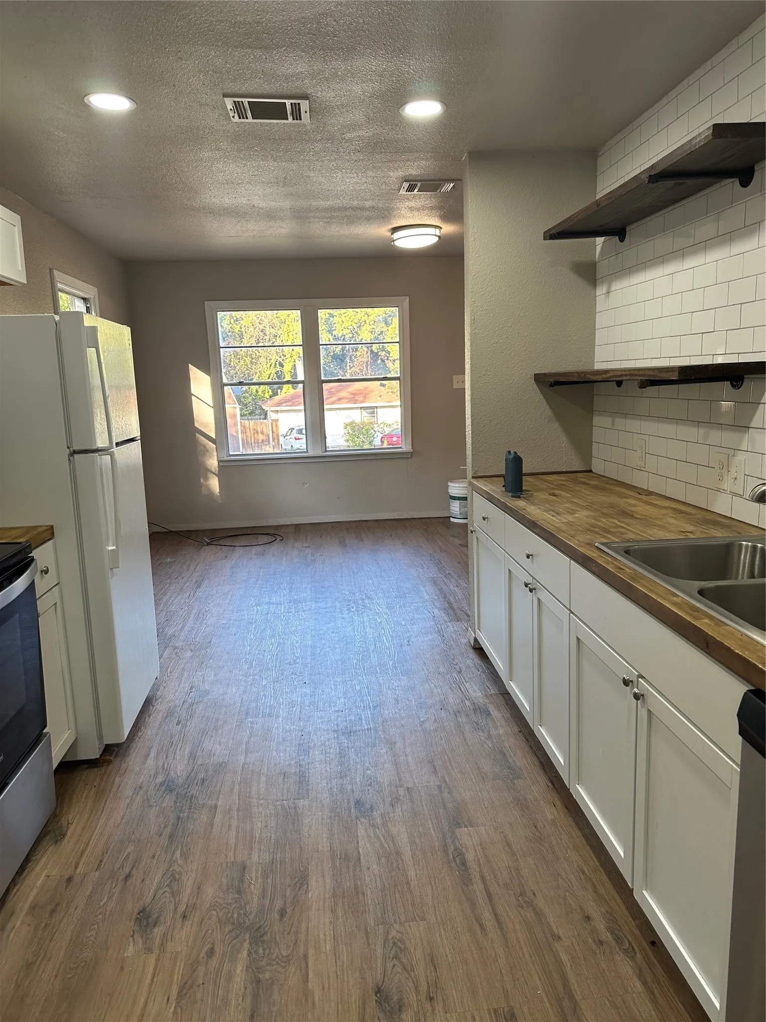 Single Family Residence For Sale in Tarrant County , 137 Lynn Drive, Azle, Texas 76020, 2 Bedroom, 1 Bathroom, Garage spaces, 698 Sqft, built in 1965, mls#21383913, Real Estate Agent in Azle, Homes For Sale in Tarrant county, Homes For Sale in Azle, Realtor in Azle Texas, Real Estate Brokerage Independent Realty Texas, Luminita Cordes Realtor