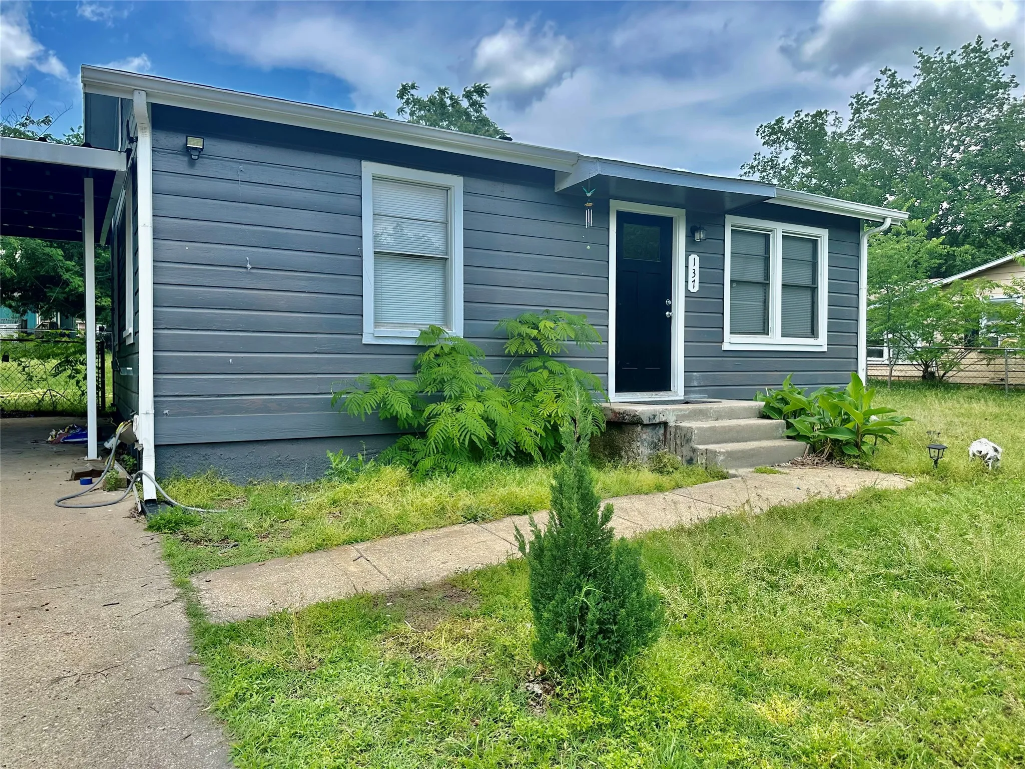 Single Family Residence For Sale in Tarrant County , 137 Lynn Drive, Azle, Texas 76020, 2 Bedroom, 1 Bathroom, Garage spaces, 698 Sqft, built in 1965, mls#21383913, Real Estate Agent in Azle, Homes For Sale in Tarrant county, Homes For Sale in Azle, Realtor in Azle Texas, Real Estate Brokerage Independent Realty Texas, Luminita Cordes Realtor