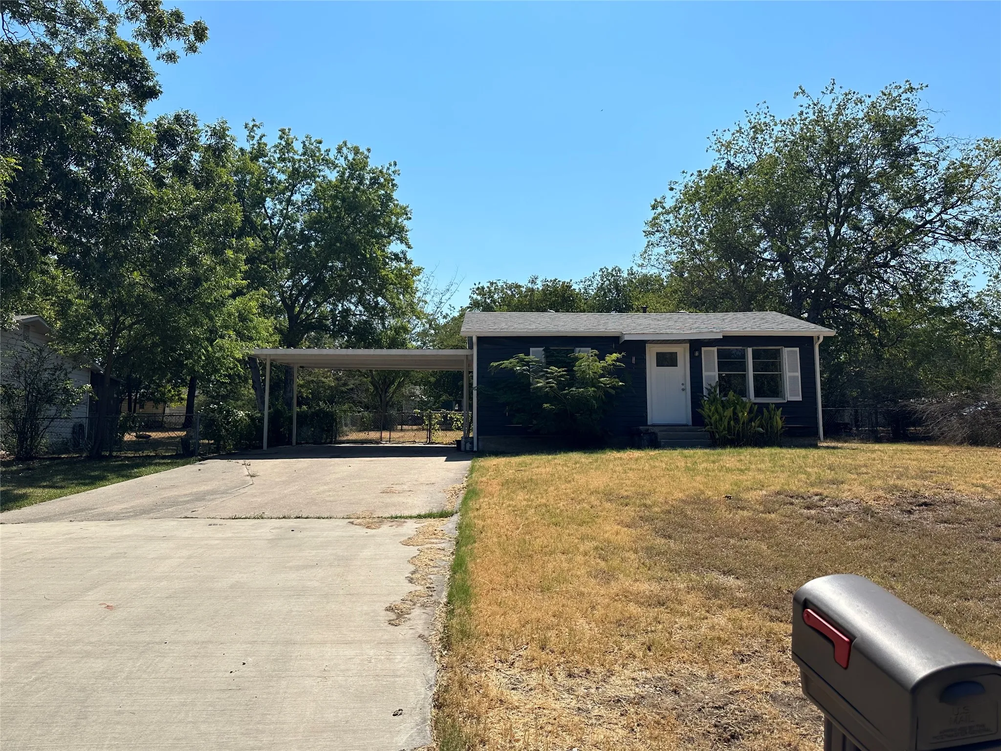 Single Family Residence For Sale in Tarrant County , 137 Lynn Drive, Azle, Texas 76020, 2 Bedroom, 1 Bathroom, Garage spaces, 698 Sqft, built in 1965, mls#21383913, Real Estate Agent in Azle, Homes For Sale in Tarrant county, Homes For Sale in Azle, Realtor in Azle Texas, Real Estate Brokerage Independent Realty Texas, Luminita Cordes Realtor