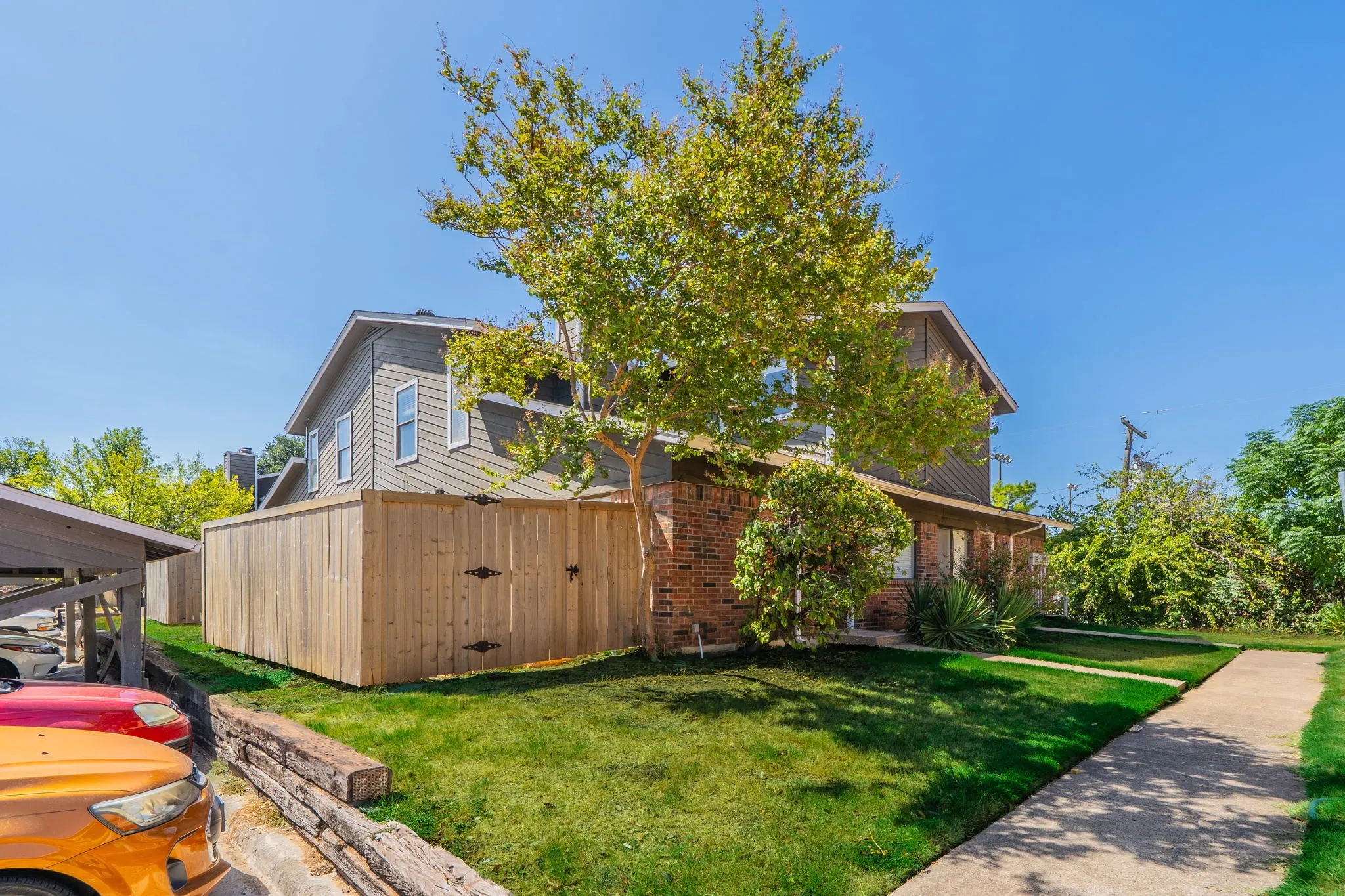 Condominium For Sale in Tarrant County , 1122 Millview Drive 1503, Arlington, Texas 76012, 3 Bedroom, 2 Bathroom, Garage spaces, 1,199 Sqft, built in 1984, mls#21383914, Real Estate Agent in Arlington, Homes For Sale in Tarrant county, Homes For Sale in Arlington, Realtor in Arlington Texas, Real Estate Brokerage Independent Realty Texas, Luminita Cordes Realtor