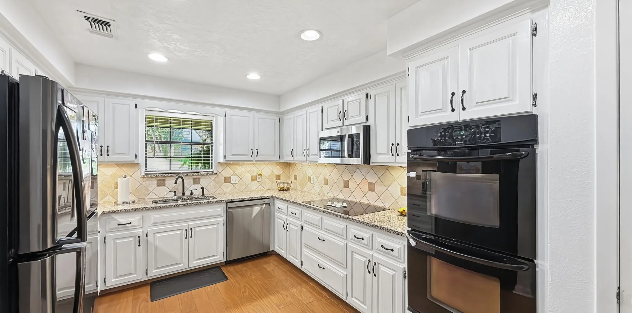 Single Family Residence For Sale in Hood County , 9012 Bontura Road, Granbury, Texas 76049, 3 Bedroom, 3 Bathroom, 2 Garage spaces, 2,383 Sqft, built in 1980, mls#21383916, Real Estate Agent in Granbury, Homes For Sale in Hood county, Homes For Sale in Granbury, Realtor in Granbury Texas, Real Estate Brokerage Independent Realty Texas, Luminita Cordes Realtor