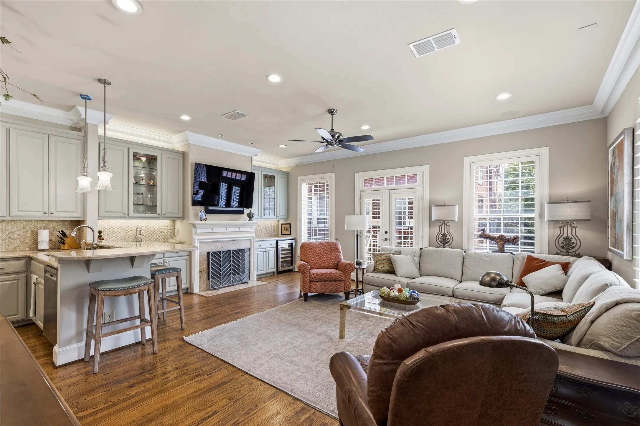 Townhouse For Sale in Dallas County , 2838 State Street, Dallas, Texas 75204, 3 Bedroom, 4 Bathroom, 2 Garage spaces, 3,338 Sqft, built in 1999, mls#21381416, Real Estate Agent in Dallas, Homes For Sale in Dallas county, Homes For Sale in Dallas, Realtor in Dallas Texas, Real Estate Brokerage Independent Realty Texas, Luminita Cordes Realtor