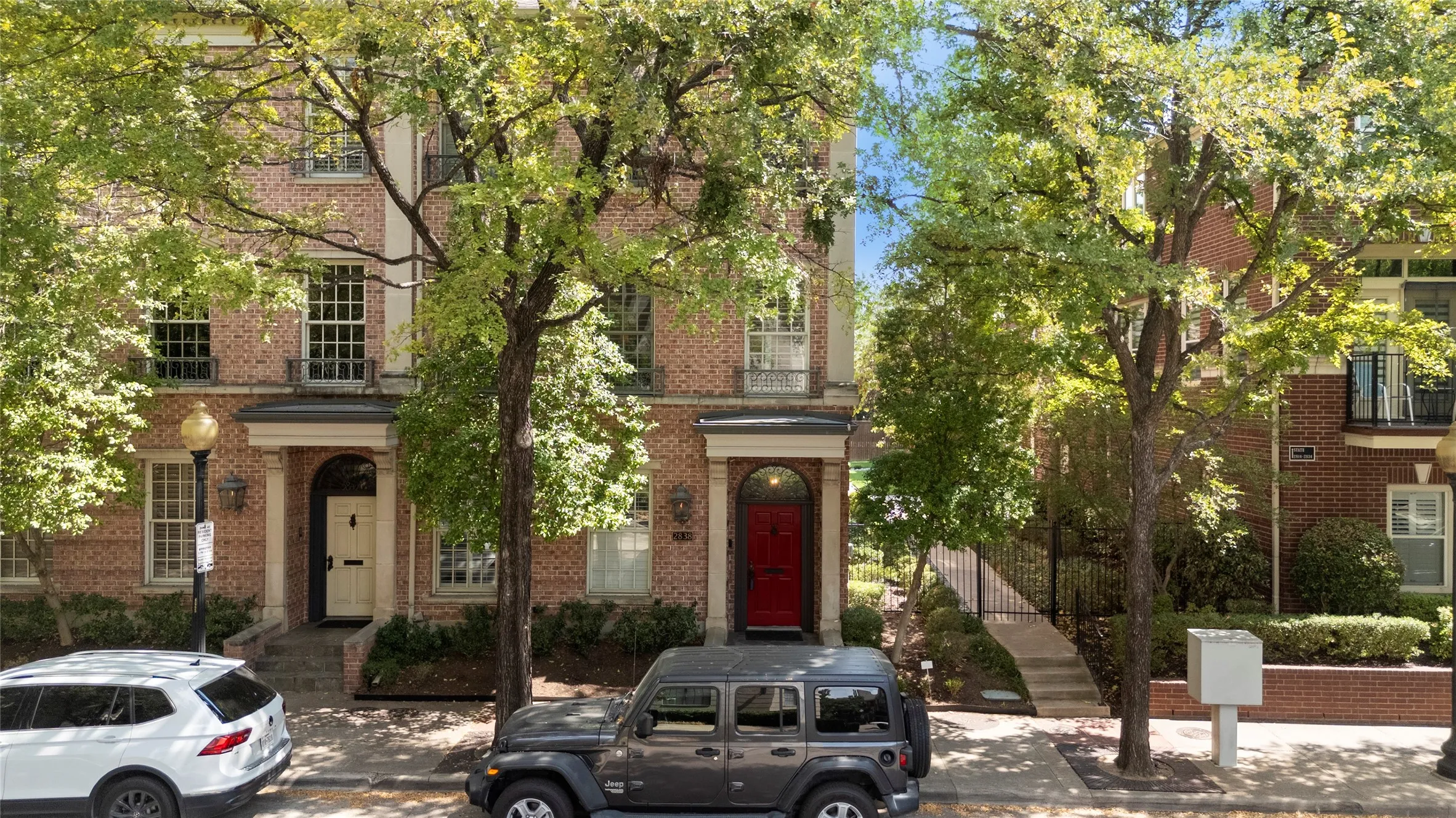 Townhouse For Sale in Dallas County , 2838 State Street, Dallas, Texas 75204, 3 Bedroom, 4 Bathroom, 2 Garage spaces, 3,338 Sqft, built in 1999, mls#21381416, Real Estate Agent in Dallas, Homes For Sale in Dallas county, Homes For Sale in Dallas, Realtor in Dallas Texas, Real Estate Brokerage Independent Realty Texas, Luminita Cordes Realtor