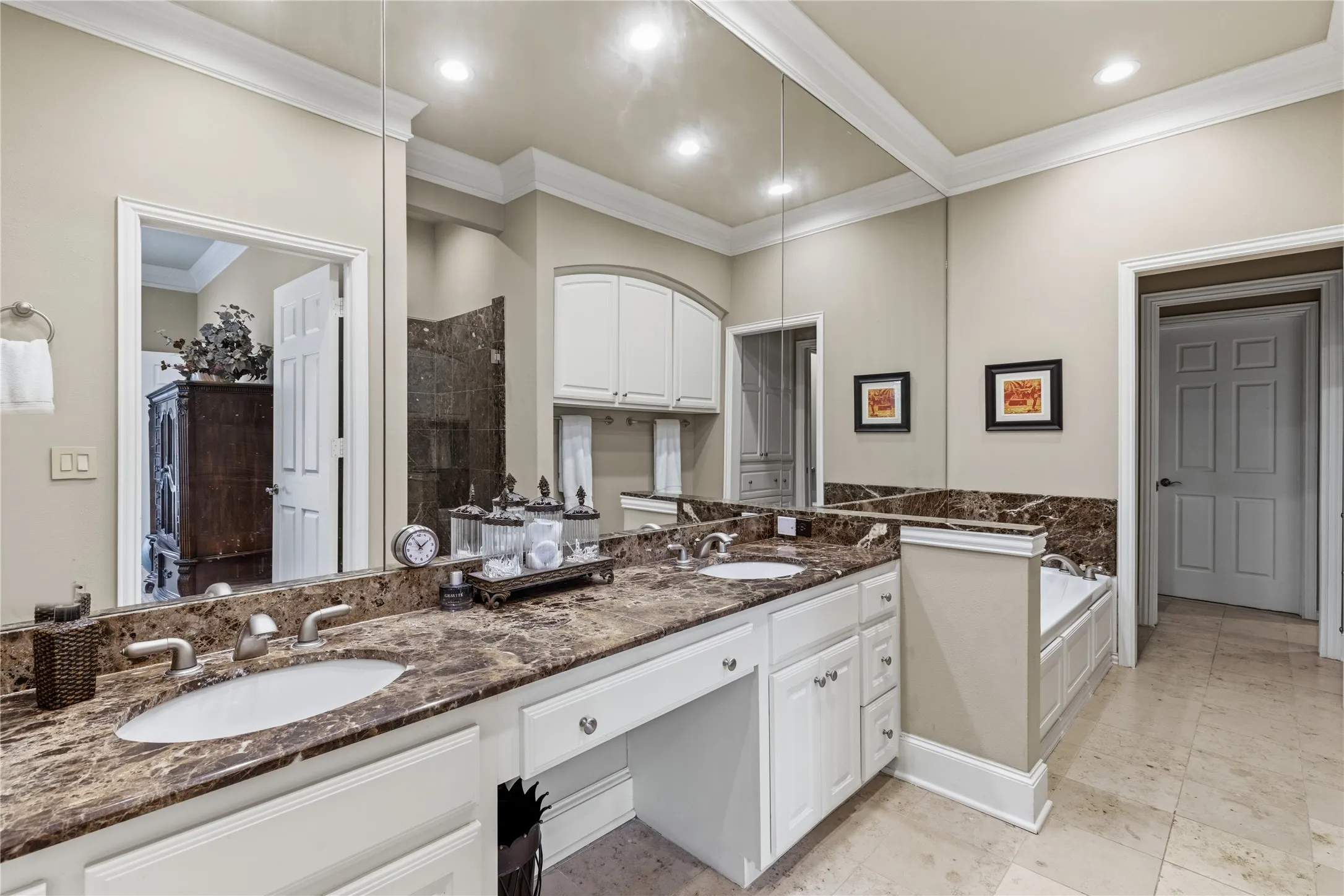 Townhouse For Sale in Dallas County , 2838 State Street, Dallas, Texas 75204, 3 Bedroom, 4 Bathroom, 2 Garage spaces, 3,338 Sqft, built in 1999, mls#21381416, Real Estate Agent in Dallas, Homes For Sale in Dallas county, Homes For Sale in Dallas, Realtor in Dallas Texas, Real Estate Brokerage Independent Realty Texas, Luminita Cordes Realtor