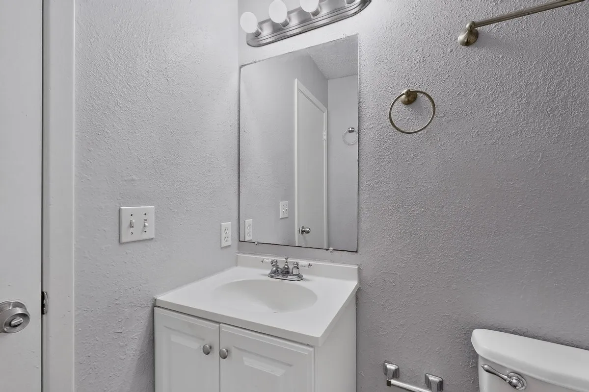 Apartment For Rent in Collin County , 400 Raymond Street 23, Farmersville, Texas 75442, 2 Bedroom, 1 Bathroom, Garage spaces, 650 Sqft, built in 1987, mls#21383942, Real Estate Agent in Farmersville, Homes For Rent in Collin county, Homes For Rent in Farmersville, Realtor in Farmersville Texas, Real Estate Brokerage Independent Realty Texas, Luminita Cordes Realtor