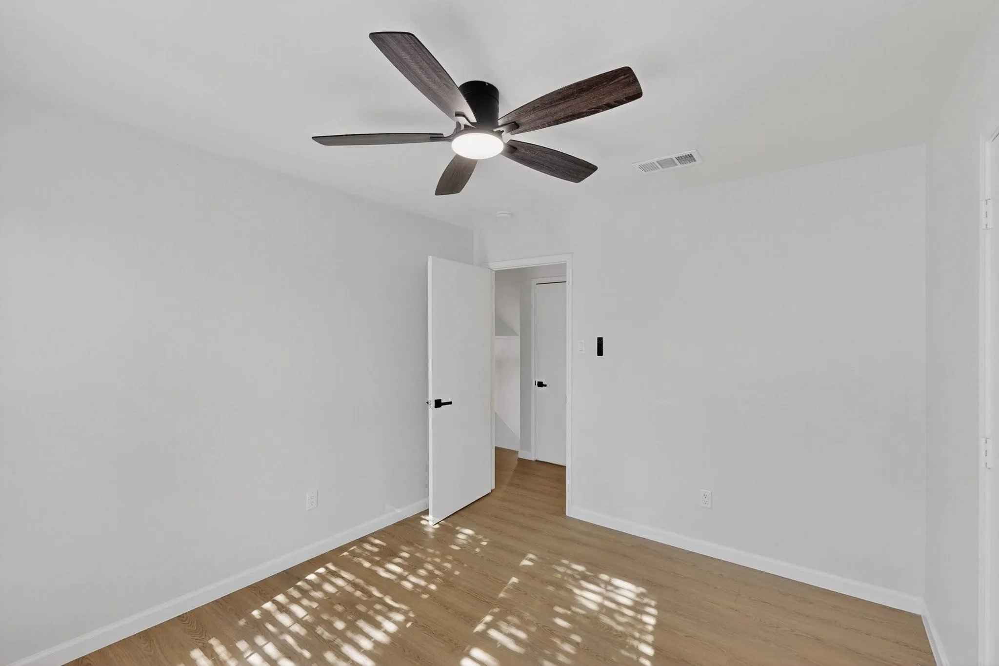 Single Family Residence For Rent in Denton County , 1009 Lake Bluff Drive, Flower Mound, Texas 75028, 3 Bedroom, 3 Bathroom, 2 Garage spaces, 1,268 Sqft, built in 1993, mls#21382718, Real Estate Agent in Flower Mound, Homes For Rent in Denton county, Homes For Rent in Flower Mound, Realtor in Flower Mound Texas, Real Estate Brokerage Independent Realty Texas, Luminita Cordes Realtor