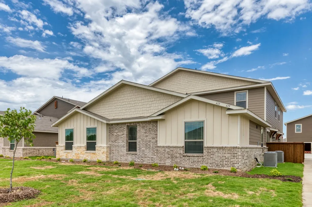 Apartment For Rent in Ellis County , 615 Harvest Moon Drive, Venus, Texas 76084, 2 Bedroom, 2 Bathroom, 1 Garage spaces, 1,274 Sqft, built in 2022, mls#21383946, Real Estate Agent in Venus, Homes For Rent in Ellis county, Homes For Rent in Venus, Realtor in Venus Texas, Real Estate Brokerage Independent Realty Texas, Luminita Cordes Realtor