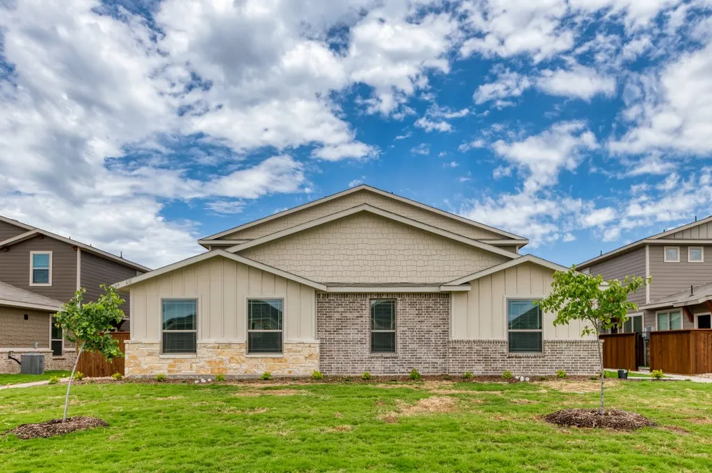 Apartment For Rent in Ellis County , 615 Harvest Moon Drive, Venus, Texas 76084, 2 Bedroom, 2 Bathroom, 1 Garage spaces, 1,274 Sqft, built in 2022, mls#21383946, Real Estate Agent in Venus, Homes For Rent in Ellis county, Homes For Rent in Venus, Realtor in Venus Texas, Real Estate Brokerage Independent Realty Texas, Luminita Cordes Realtor