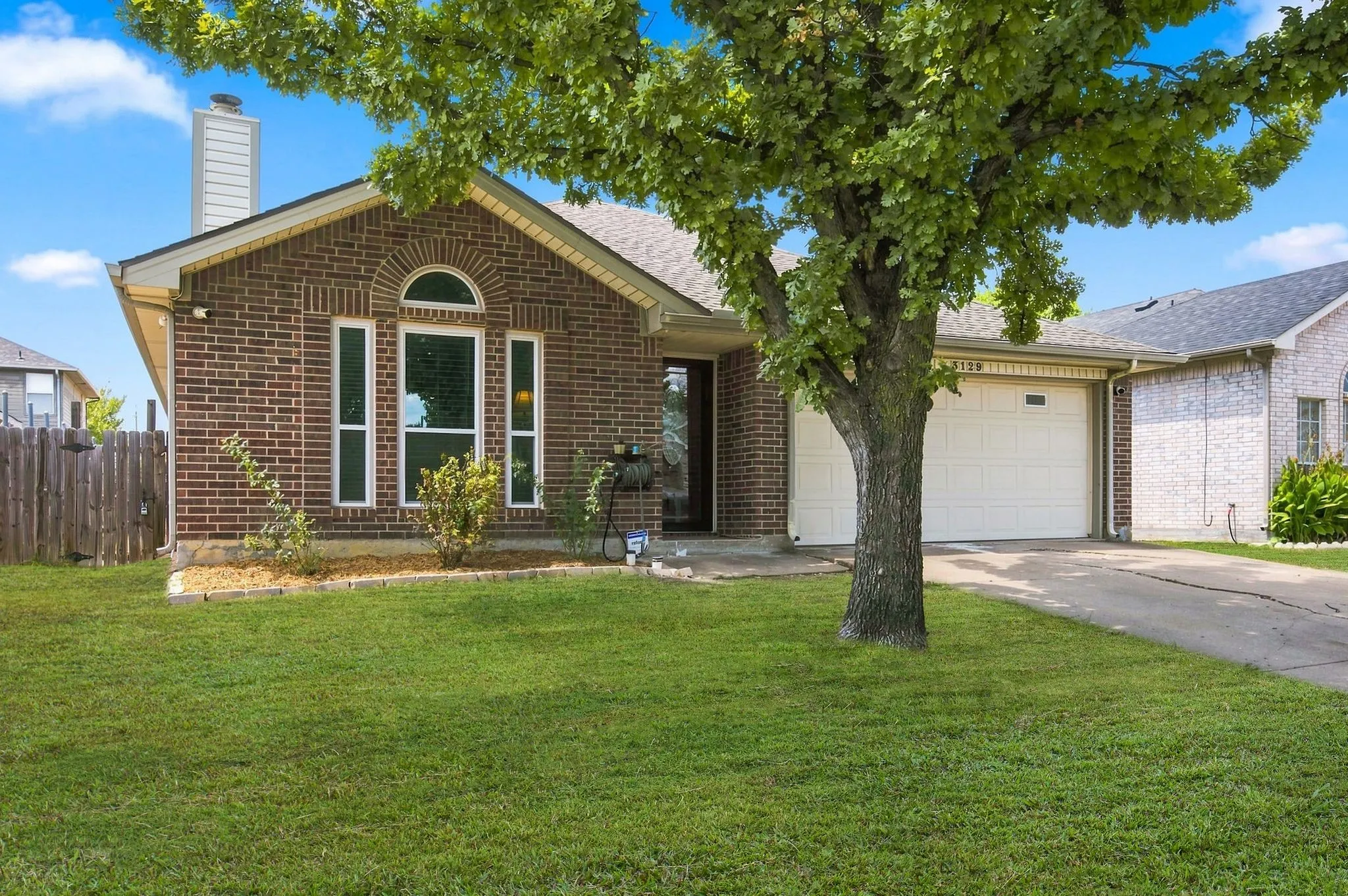 Single Family Residence For Sale in Dallas County , 3129 Walingford Drive, Grand Prairie, Texas 75052, 3 Bedroom, 2 Bathroom, 2 Garage spaces, 1,441 Sqft, built in 1995, mls#21380828, Real Estate Agent in Grand Prairie, Homes For Sale in Dallas county, Homes For Sale in Grand Prairie, Realtor in Grand Prairie Texas, Real Estate Brokerage Independent Realty Texas, Luminita Cordes Realtor