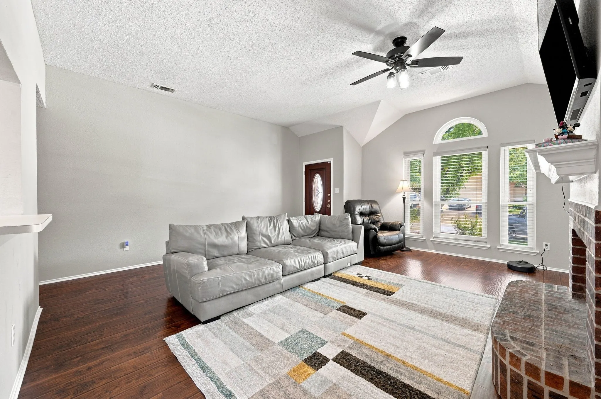 Single Family Residence For Sale in Dallas County , 3129 Walingford Drive, Grand Prairie, Texas 75052, 3 Bedroom, 2 Bathroom, 2 Garage spaces, 1,441 Sqft, built in 1995, mls#21380828, Real Estate Agent in Grand Prairie, Homes For Sale in Dallas county, Homes For Sale in Grand Prairie, Realtor in Grand Prairie Texas, Real Estate Brokerage Independent Realty Texas, Luminita Cordes Realtor