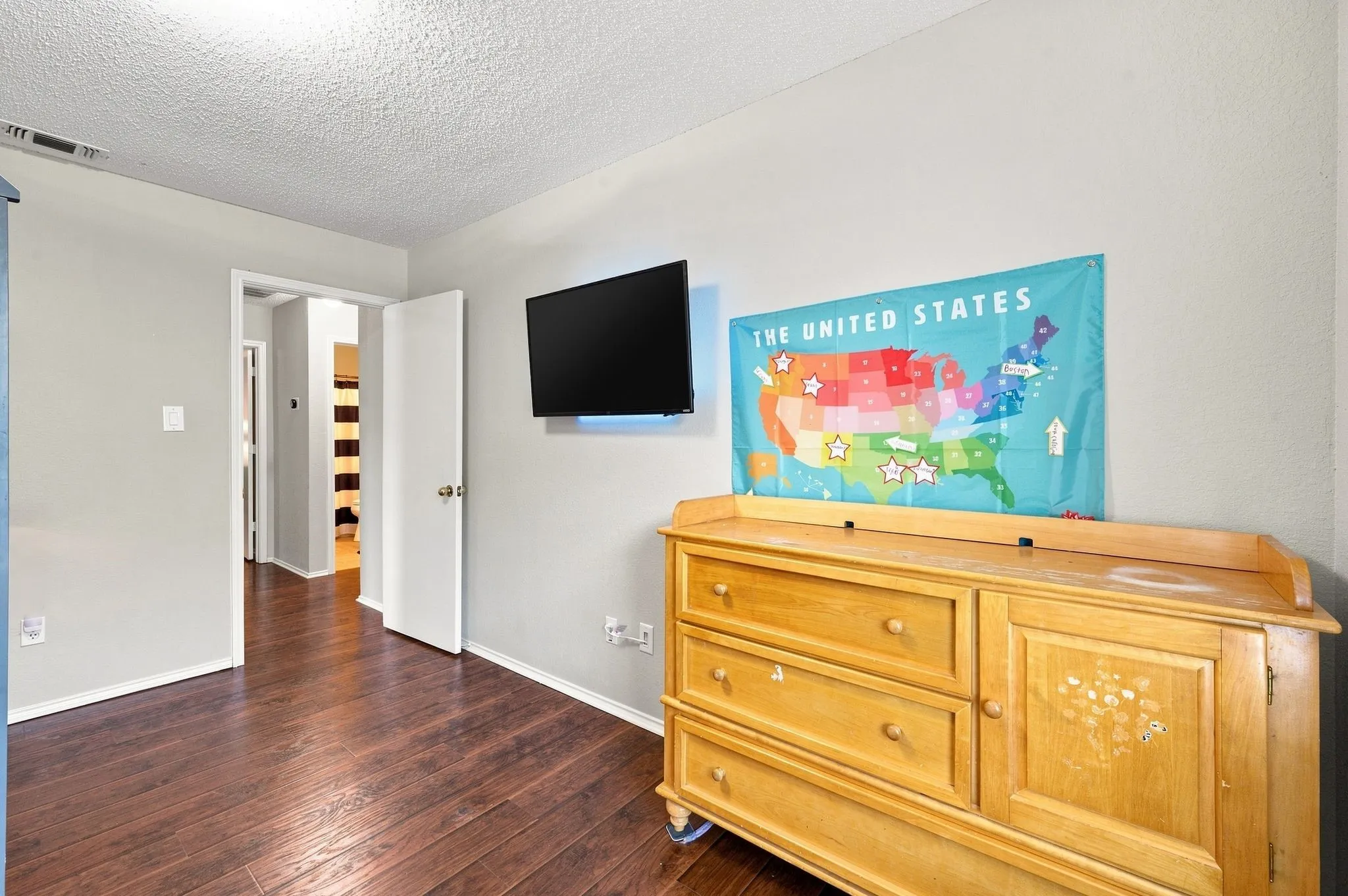 Single Family Residence For Sale in Dallas County , 3129 Walingford Drive, Grand Prairie, Texas 75052, 3 Bedroom, 2 Bathroom, 2 Garage spaces, 1,441 Sqft, built in 1995, mls#21380828, Real Estate Agent in Grand Prairie, Homes For Sale in Dallas county, Homes For Sale in Grand Prairie, Realtor in Grand Prairie Texas, Real Estate Brokerage Independent Realty Texas, Luminita Cordes Realtor