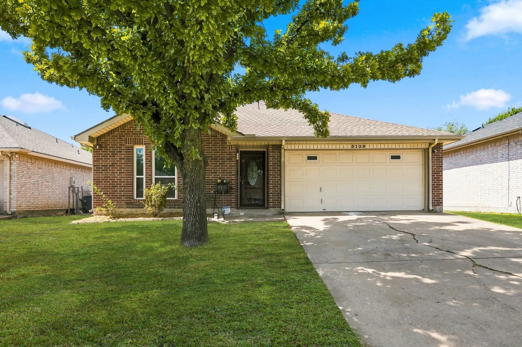Single Family Residence For Sale in Dallas County , 3129 Walingford Drive, Grand Prairie, Texas 75052, 3 Bedroom, 2 Bathroom, 2 Garage spaces, 1,441 Sqft, built in 1995, mls#21380828, Real Estate Agent in Grand Prairie, Homes For Sale in Dallas county, Homes For Sale in Grand Prairie, Realtor in Grand Prairie Texas, Real Estate Brokerage Independent Realty Texas, Luminita Cordes Realtor