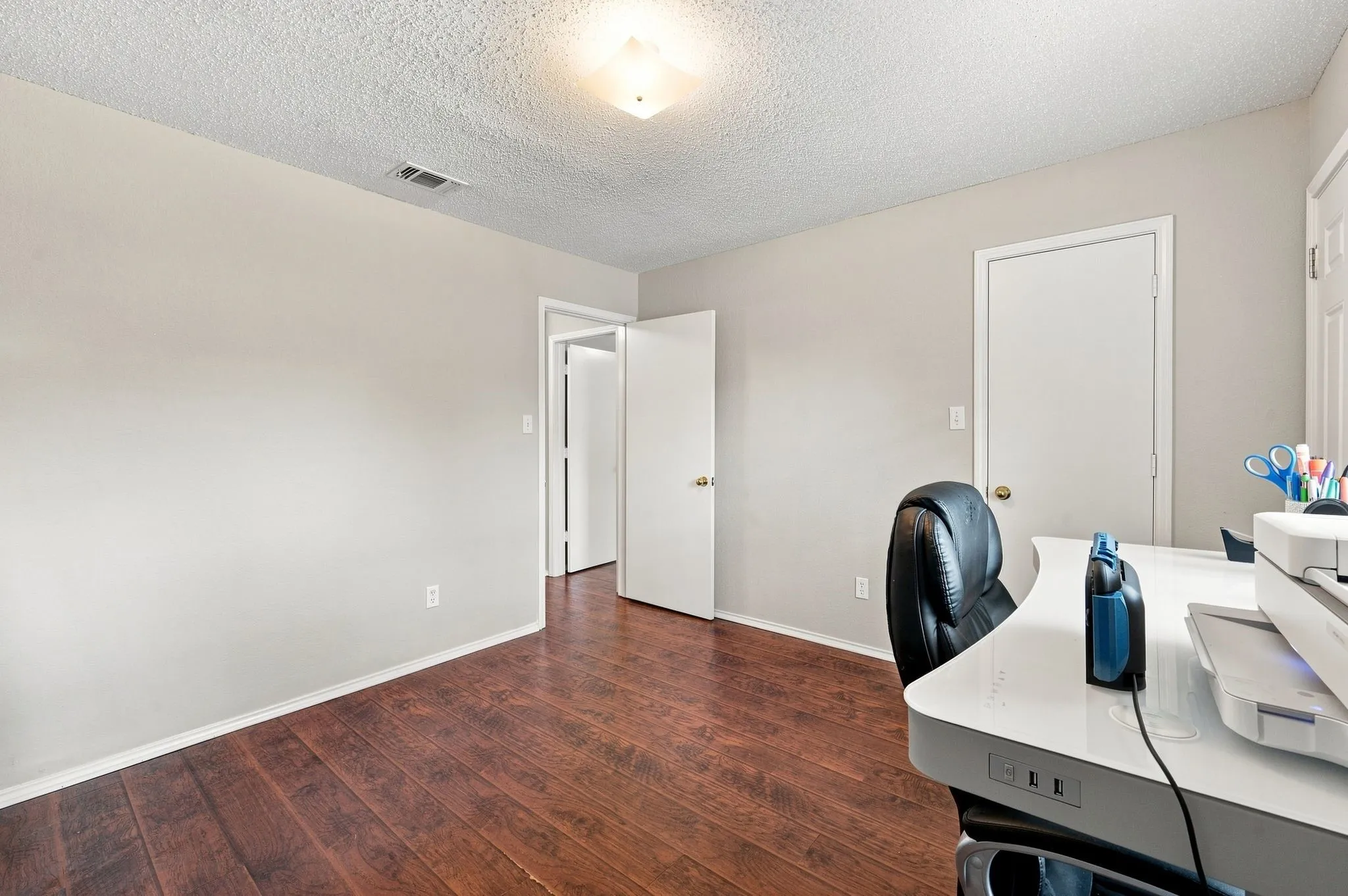 Single Family Residence For Sale in Dallas County , 3129 Walingford Drive, Grand Prairie, Texas 75052, 3 Bedroom, 2 Bathroom, 2 Garage spaces, 1,441 Sqft, built in 1995, mls#21380828, Real Estate Agent in Grand Prairie, Homes For Sale in Dallas county, Homes For Sale in Grand Prairie, Realtor in Grand Prairie Texas, Real Estate Brokerage Independent Realty Texas, Luminita Cordes Realtor