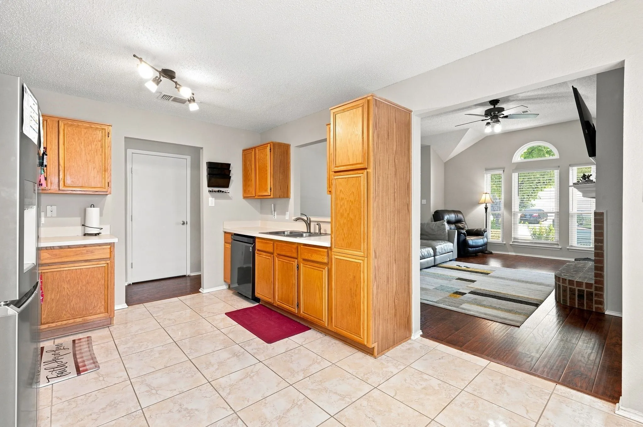 Single Family Residence For Sale in Dallas County , 3129 Walingford Drive, Grand Prairie, Texas 75052, 3 Bedroom, 2 Bathroom, 2 Garage spaces, 1,441 Sqft, built in 1995, mls#21380828, Real Estate Agent in Grand Prairie, Homes For Sale in Dallas county, Homes For Sale in Grand Prairie, Realtor in Grand Prairie Texas, Real Estate Brokerage Independent Realty Texas, Luminita Cordes Realtor