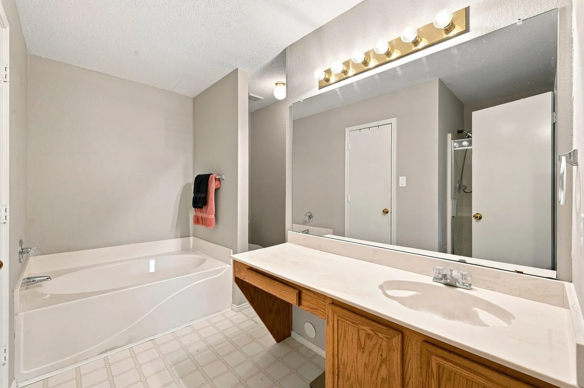 Single Family Residence For Sale in Dallas County , 3129 Walingford Drive, Grand Prairie, Texas 75052, 3 Bedroom, 2 Bathroom, 2 Garage spaces, 1,441 Sqft, built in 1995, mls#21380828, Real Estate Agent in Grand Prairie, Homes For Sale in Dallas county, Homes For Sale in Grand Prairie, Realtor in Grand Prairie Texas, Real Estate Brokerage Independent Realty Texas, Luminita Cordes Realtor