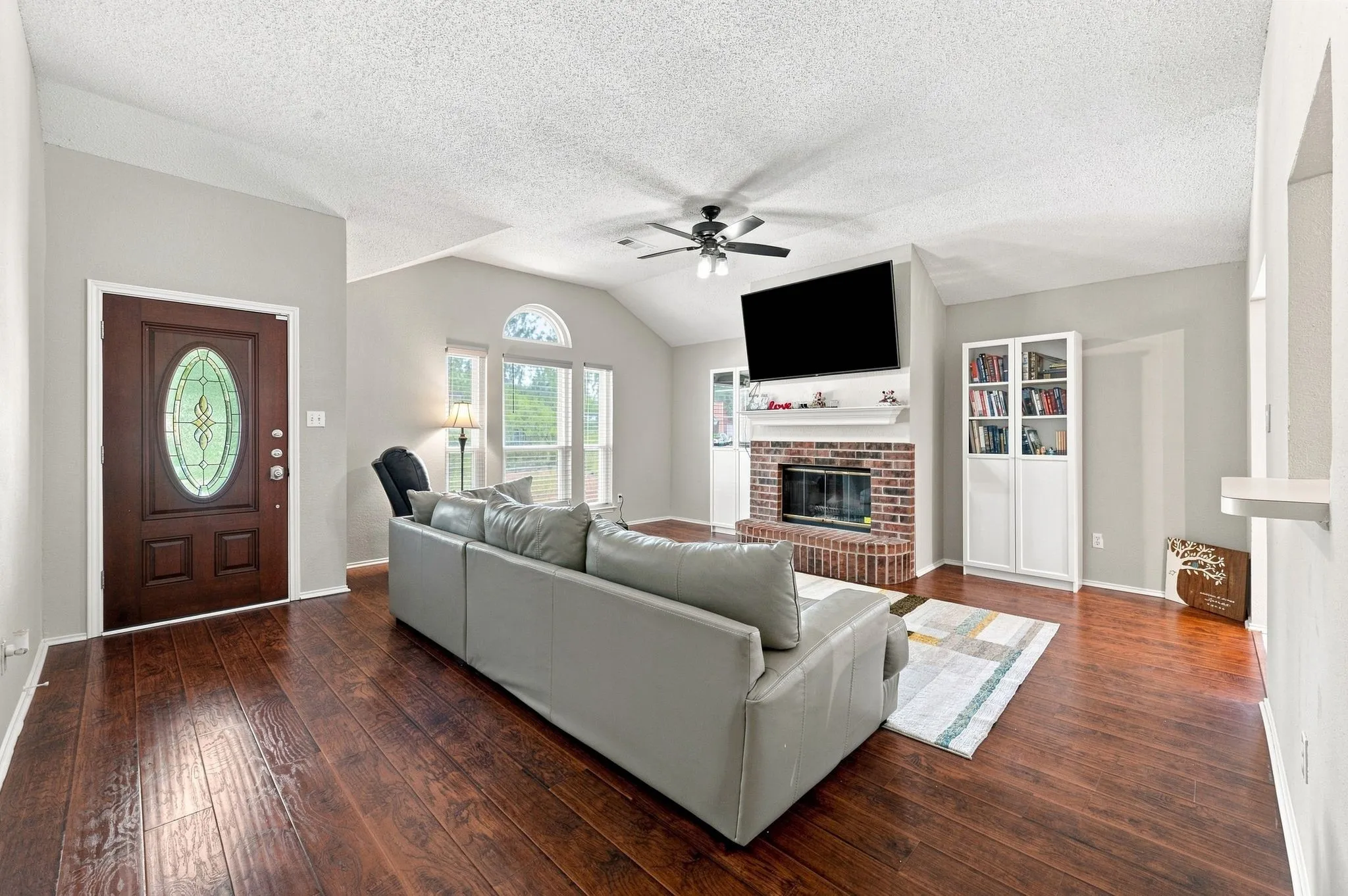 Single Family Residence For Sale in Dallas County , 3129 Walingford Drive, Grand Prairie, Texas 75052, 3 Bedroom, 2 Bathroom, 2 Garage spaces, 1,441 Sqft, built in 1995, mls#21380828, Real Estate Agent in Grand Prairie, Homes For Sale in Dallas county, Homes For Sale in Grand Prairie, Realtor in Grand Prairie Texas, Real Estate Brokerage Independent Realty Texas, Luminita Cordes Realtor