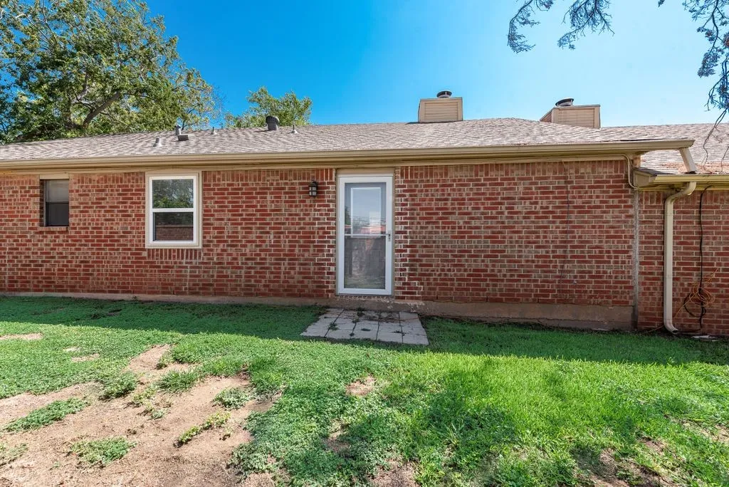 Condominium For Sale in Tarrant County , 905 Cedarland Boulevard, Arlington, Texas 76011, 2 Bedroom, 2 Bathroom, Garage spaces, 1,046 Sqft, built in 1983, mls#21381396, Real Estate Agent in Arlington, Homes For Sale in Tarrant county, Homes For Sale in Arlington, Realtor in Arlington Texas, Real Estate Brokerage Independent Realty Texas, Luminita Cordes Realtor