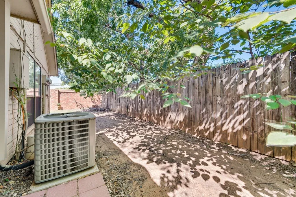 Condominium For Sale in Tarrant County , 905 Cedarland Boulevard, Arlington, Texas 76011, 2 Bedroom, 2 Bathroom, Garage spaces, 1,046 Sqft, built in 1983, mls#21381396, Real Estate Agent in Arlington, Homes For Sale in Tarrant county, Homes For Sale in Arlington, Realtor in Arlington Texas, Real Estate Brokerage Independent Realty Texas, Luminita Cordes Realtor