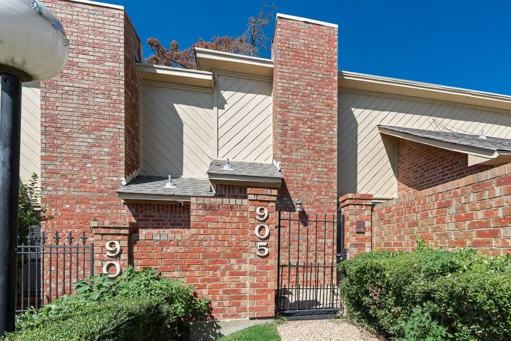 Condominium For Sale in Tarrant County , 905 Cedarland Boulevard, Arlington, Texas 76011, 2 Bedroom, 2 Bathroom, Garage spaces, 1,046 Sqft, built in 1983, mls#21381396, Real Estate Agent in Arlington, Homes For Sale in Tarrant county, Homes For Sale in Arlington, Realtor in Arlington Texas, Real Estate Brokerage Independent Realty Texas, Luminita Cordes Realtor