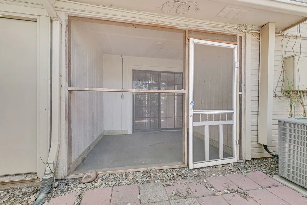 Condominium For Sale in Tarrant County , 905 Cedarland Boulevard, Arlington, Texas 76011, 2 Bedroom, 2 Bathroom, Garage spaces, 1,046 Sqft, built in 1983, mls#21381396, Real Estate Agent in Arlington, Homes For Sale in Tarrant county, Homes For Sale in Arlington, Realtor in Arlington Texas, Real Estate Brokerage Independent Realty Texas, Luminita Cordes Realtor