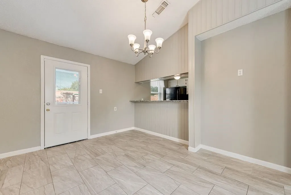 Condominium For Sale in Tarrant County , 905 Cedarland Boulevard, Arlington, Texas 76011, 2 Bedroom, 2 Bathroom, Garage spaces, 1,046 Sqft, built in 1983, mls#21381396, Real Estate Agent in Arlington, Homes For Sale in Tarrant county, Homes For Sale in Arlington, Realtor in Arlington Texas, Real Estate Brokerage Independent Realty Texas, Luminita Cordes Realtor