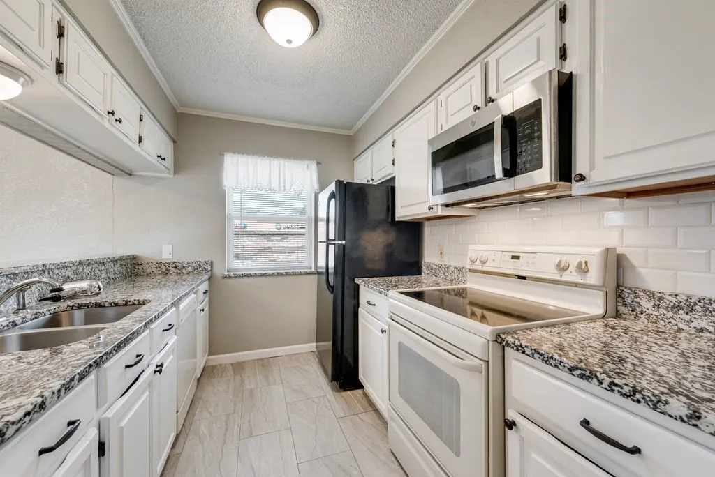Condominium For Sale in Tarrant County , 905 Cedarland Boulevard, Arlington, Texas 76011, 2 Bedroom, 2 Bathroom, Garage spaces, 1,046 Sqft, built in 1983, mls#21381396, Real Estate Agent in Arlington, Homes For Sale in Tarrant county, Homes For Sale in Arlington, Realtor in Arlington Texas, Real Estate Brokerage Independent Realty Texas, Luminita Cordes Realtor