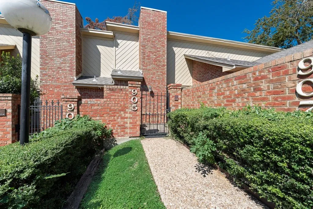 Condominium For Sale in Tarrant County , 905 Cedarland Boulevard, Arlington, Texas 76011, 2 Bedroom, 2 Bathroom, Garage spaces, 1,046 Sqft, built in 1983, mls#21381396, Real Estate Agent in Arlington, Homes For Sale in Tarrant county, Homes For Sale in Arlington, Realtor in Arlington Texas, Real Estate Brokerage Independent Realty Texas, Luminita Cordes Realtor