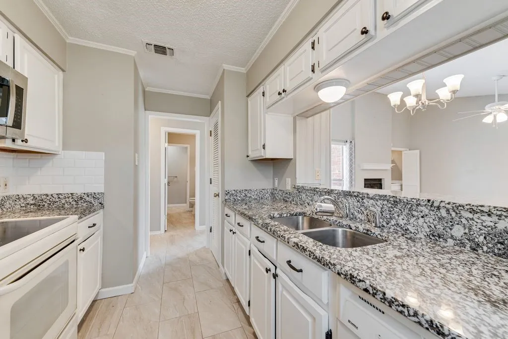 Condominium For Sale in Tarrant County , 905 Cedarland Boulevard, Arlington, Texas 76011, 2 Bedroom, 2 Bathroom, Garage spaces, 1,046 Sqft, built in 1983, mls#21381396, Real Estate Agent in Arlington, Homes For Sale in Tarrant county, Homes For Sale in Arlington, Realtor in Arlington Texas, Real Estate Brokerage Independent Realty Texas, Luminita Cordes Realtor