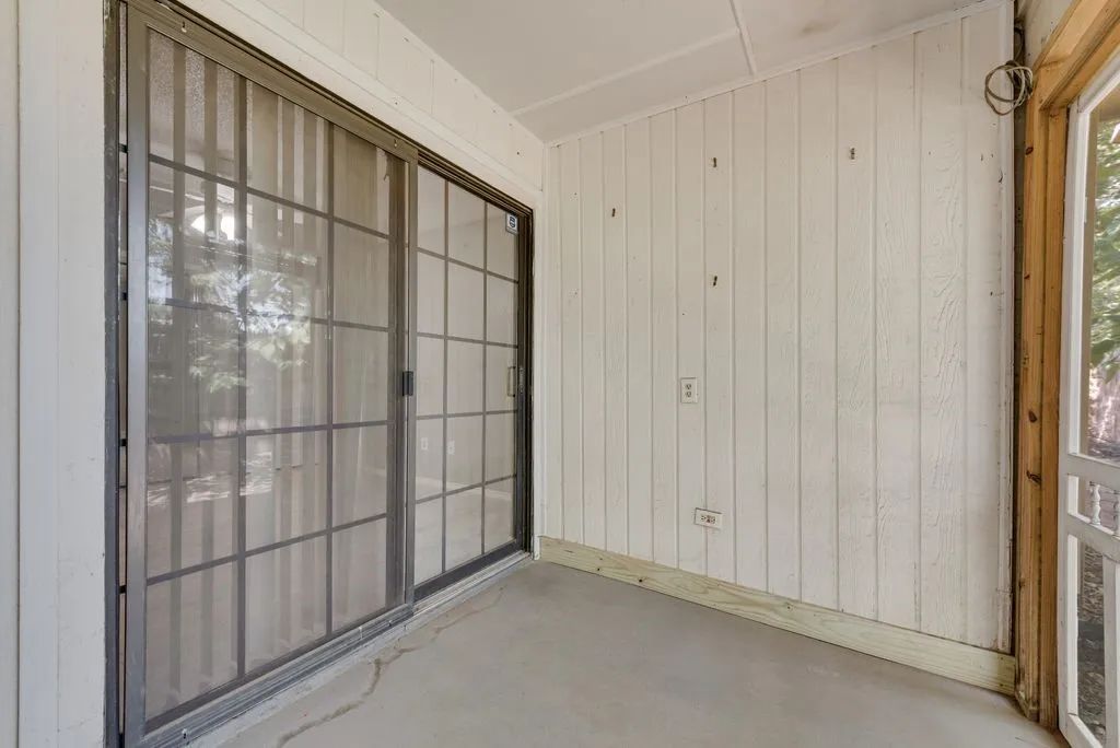 Condominium For Sale in Tarrant County , 905 Cedarland Boulevard, Arlington, Texas 76011, 2 Bedroom, 2 Bathroom, Garage spaces, 1,046 Sqft, built in 1983, mls#21381396, Real Estate Agent in Arlington, Homes For Sale in Tarrant county, Homes For Sale in Arlington, Realtor in Arlington Texas, Real Estate Brokerage Independent Realty Texas, Luminita Cordes Realtor