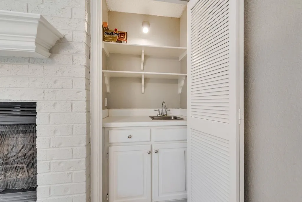 Condominium For Sale in Tarrant County , 905 Cedarland Boulevard, Arlington, Texas 76011, 2 Bedroom, 2 Bathroom, Garage spaces, 1,046 Sqft, built in 1983, mls#21381396, Real Estate Agent in Arlington, Homes For Sale in Tarrant county, Homes For Sale in Arlington, Realtor in Arlington Texas, Real Estate Brokerage Independent Realty Texas, Luminita Cordes Realtor