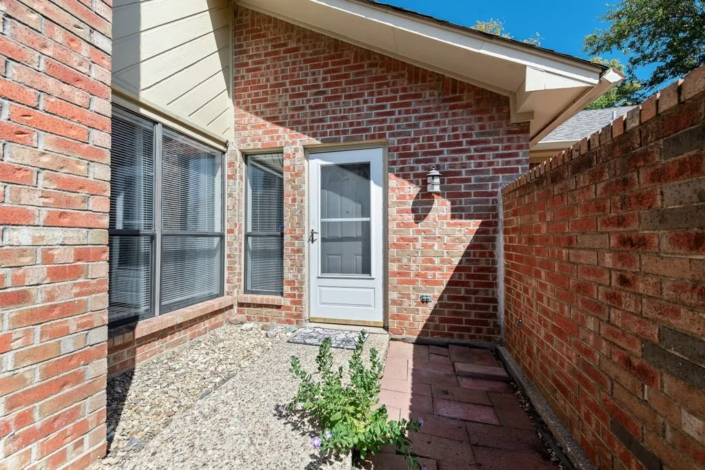 Condominium For Sale in Tarrant County , 905 Cedarland Boulevard, Arlington, Texas 76011, 2 Bedroom, 2 Bathroom, Garage spaces, 1,046 Sqft, built in 1983, mls#21381396, Real Estate Agent in Arlington, Homes For Sale in Tarrant county, Homes For Sale in Arlington, Realtor in Arlington Texas, Real Estate Brokerage Independent Realty Texas, Luminita Cordes Realtor