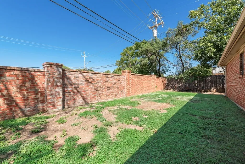 Condominium For Sale in Tarrant County , 905 Cedarland Boulevard, Arlington, Texas 76011, 2 Bedroom, 2 Bathroom, Garage spaces, 1,046 Sqft, built in 1983, mls#21381396, Real Estate Agent in Arlington, Homes For Sale in Tarrant county, Homes For Sale in Arlington, Realtor in Arlington Texas, Real Estate Brokerage Independent Realty Texas, Luminita Cordes Realtor