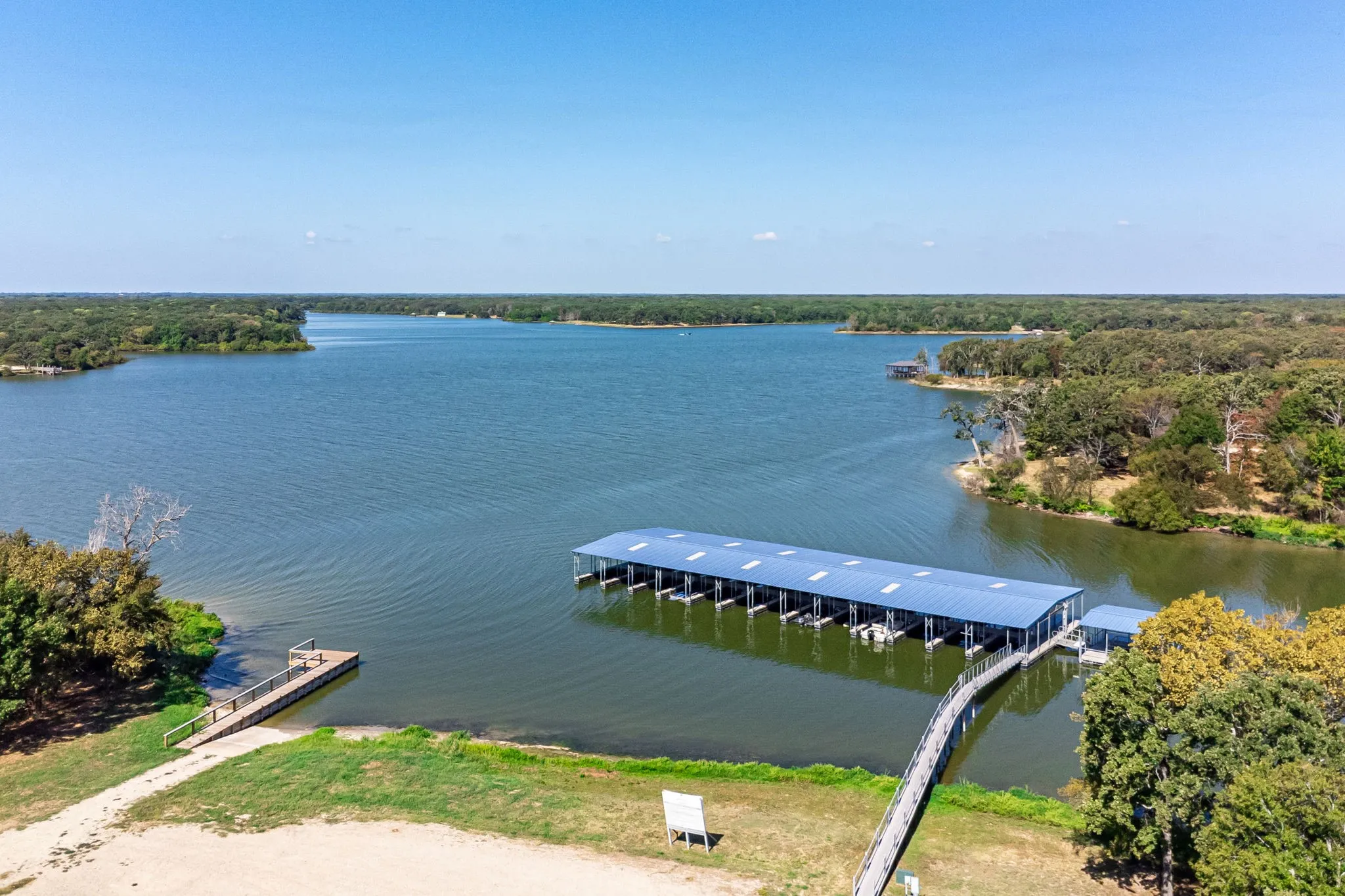 Single Family Residence For Sale in Hunt County , 6707 Anchor Point, Quinlan, Texas 75474, 4 Bedroom, 4 Bathroom, 2 Garage spaces, 3,730 Sqft, built in 2022, mls#21382701, Real Estate Agent in Quinlan, Homes For Sale in Hunt county, Homes For Sale in Quinlan, Realtor in Quinlan Texas, Real Estate Brokerage Independent Realty Texas, Luminita Cordes Realtor