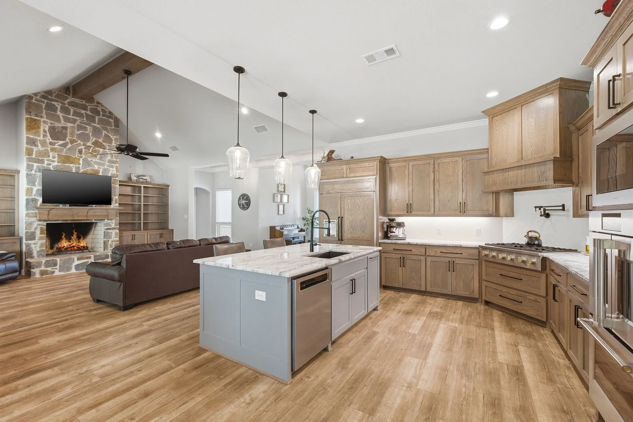 Single Family Residence For Sale in Hunt County , 6707 Anchor Point, Quinlan, Texas 75474, 4 Bedroom, 4 Bathroom, 2 Garage spaces, 3,730 Sqft, built in 2022, mls#21382701, Real Estate Agent in Quinlan, Homes For Sale in Hunt county, Homes For Sale in Quinlan, Realtor in Quinlan Texas, Real Estate Brokerage Independent Realty Texas, Luminita Cordes Realtor