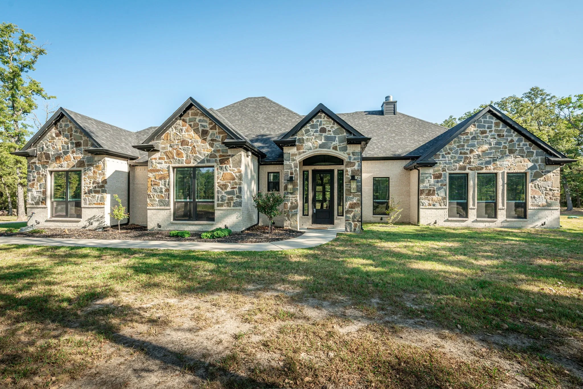 Single Family Residence For Sale in Hunt County , 6707 Anchor Point, Quinlan, Texas 75474, 4 Bedroom, 4 Bathroom, 2 Garage spaces, 3,730 Sqft, built in 2022, mls#21382701, Real Estate Agent in Quinlan, Homes For Sale in Hunt county, Homes For Sale in Quinlan, Realtor in Quinlan Texas, Real Estate Brokerage Independent Realty Texas, Luminita Cordes Realtor