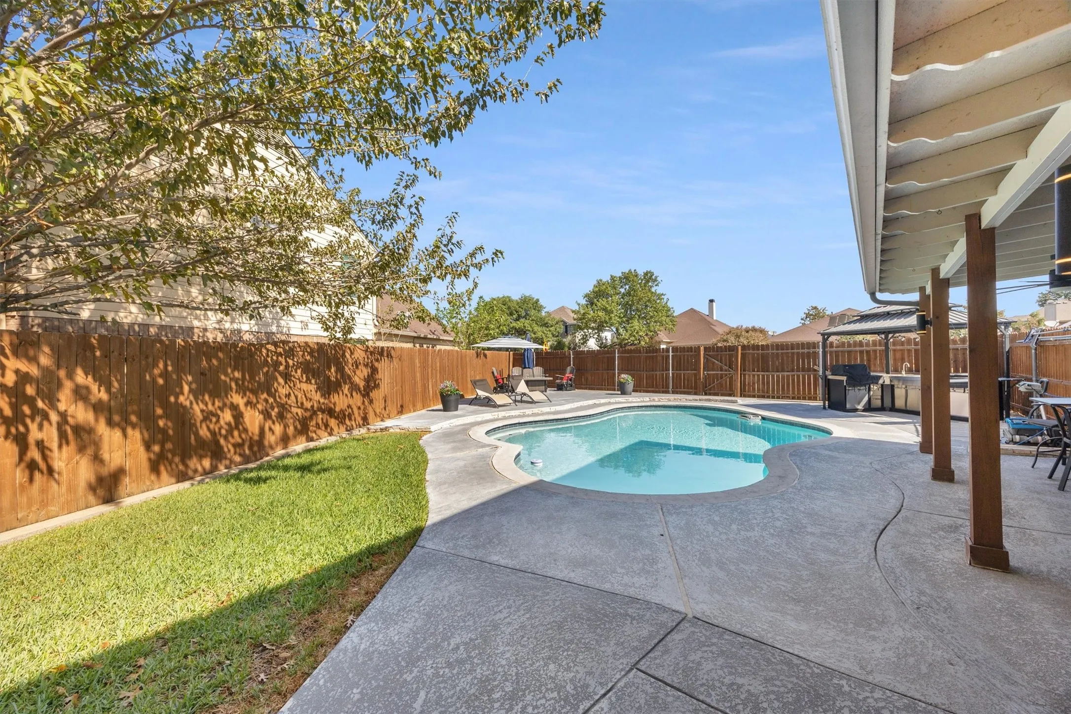 Single Family Residence For Sale in Tarrant County , 4900 Hibiscus Drive, Arlington, Texas 76018, 4 Bedroom, 3 Bathroom, 2 Garage spaces, 2,449 Sqft, built in 1990, mls#21377941, Real Estate Agent in Arlington, Homes For Sale in Tarrant county, Homes For Sale in Arlington, Realtor in Arlington Texas, Real Estate Brokerage Independent Realty Texas, Luminita Cordes Realtor