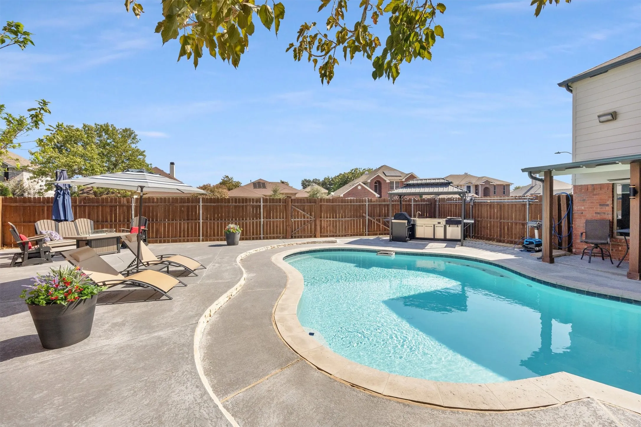 Single Family Residence For Sale in Tarrant County , 4900 Hibiscus Drive, Arlington, Texas 76018, 4 Bedroom, 3 Bathroom, 2 Garage spaces, 2,449 Sqft, built in 1990, mls#21377941, Real Estate Agent in Arlington, Homes For Sale in Tarrant county, Homes For Sale in Arlington, Realtor in Arlington Texas, Real Estate Brokerage Independent Realty Texas, Luminita Cordes Realtor